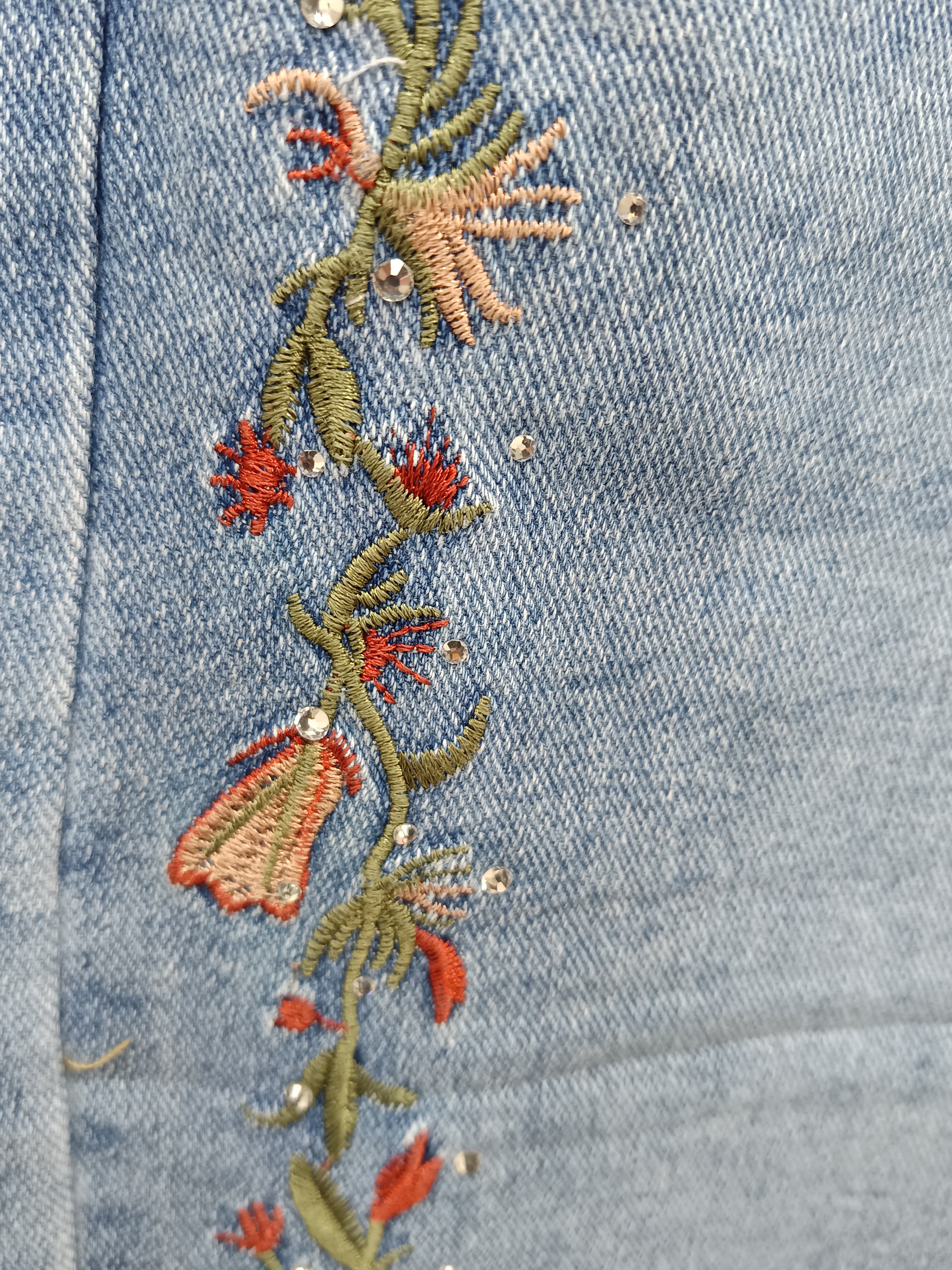 Jean con bordado lateral de flores y strass