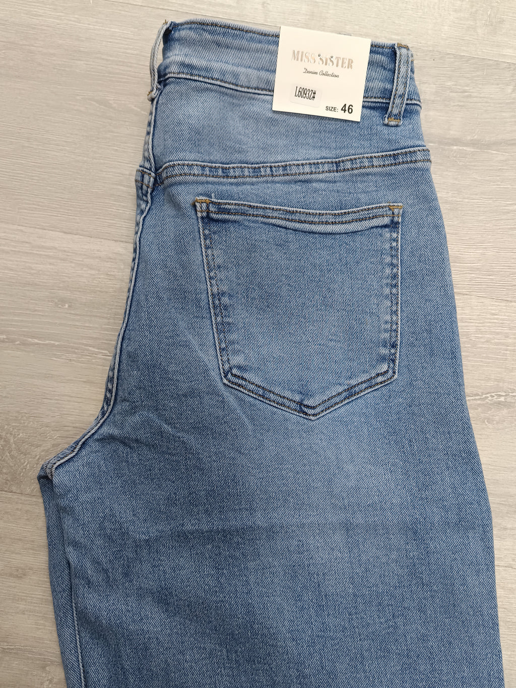 Jean con bordado lateral de flores y strass