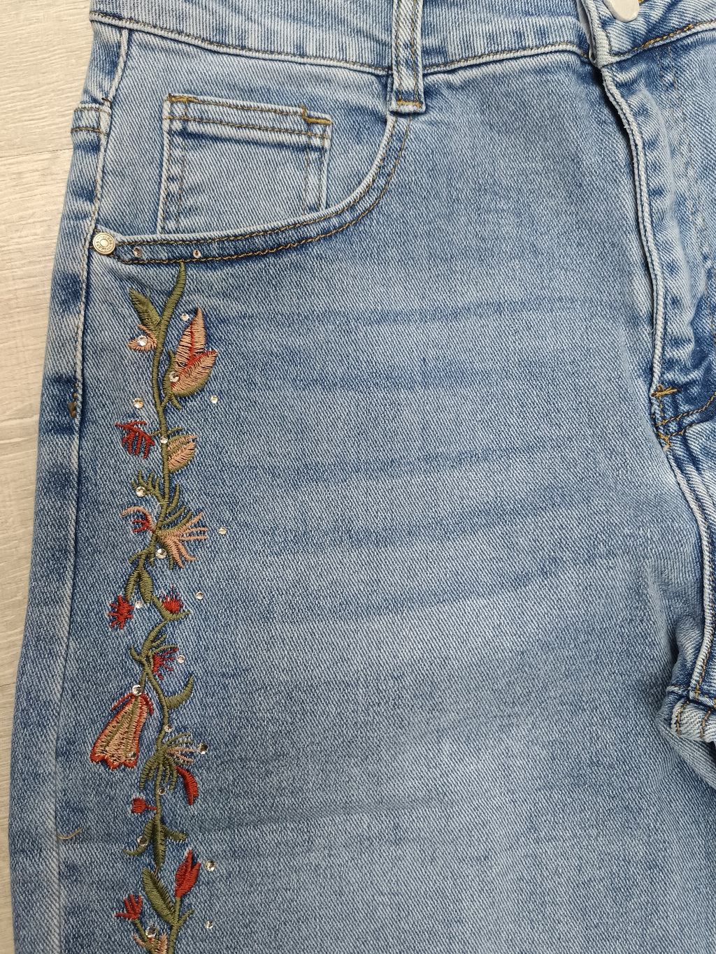 Jean con bordado lateral de flores y strass