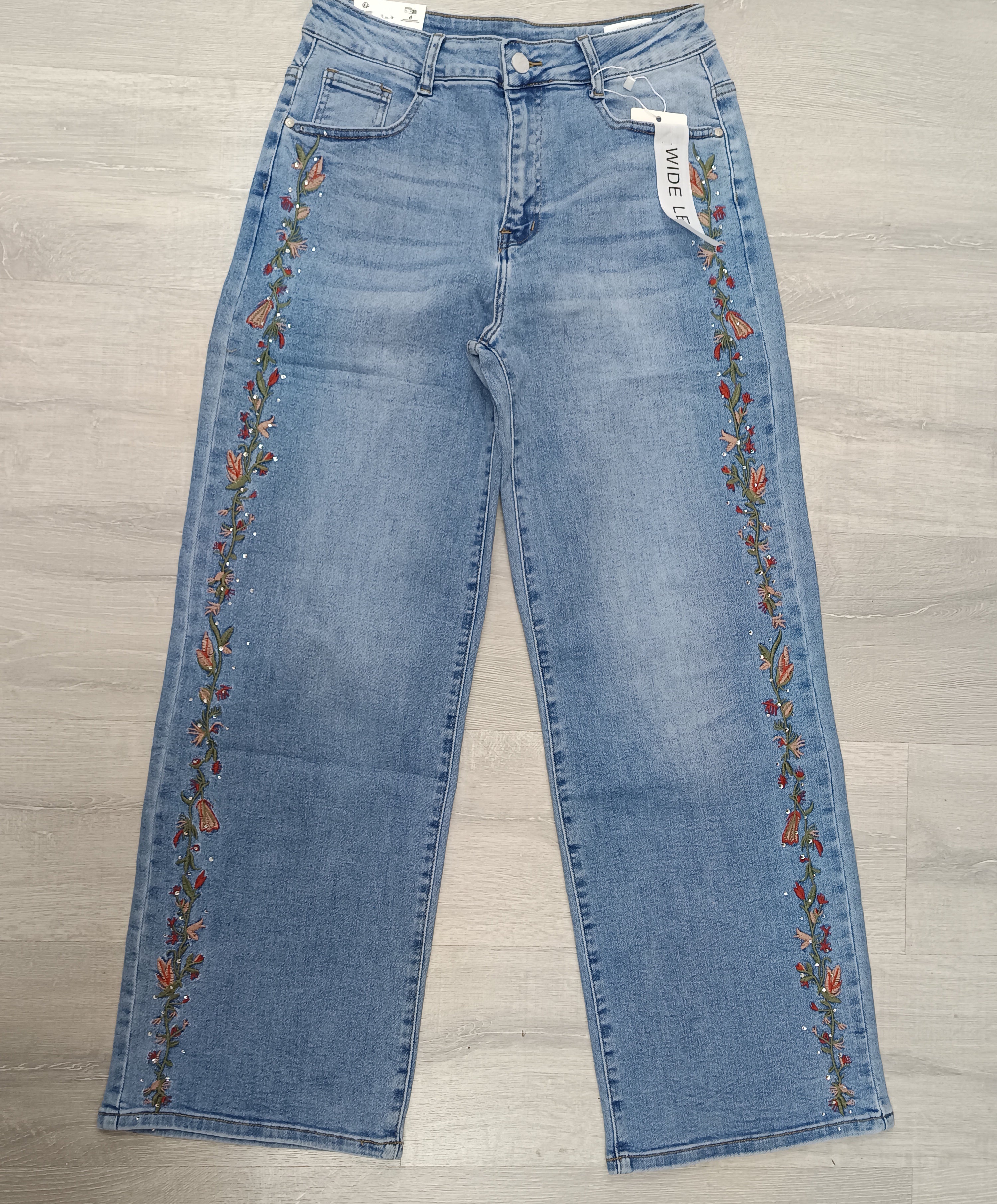 Jean con bordado lateral de flores y strass