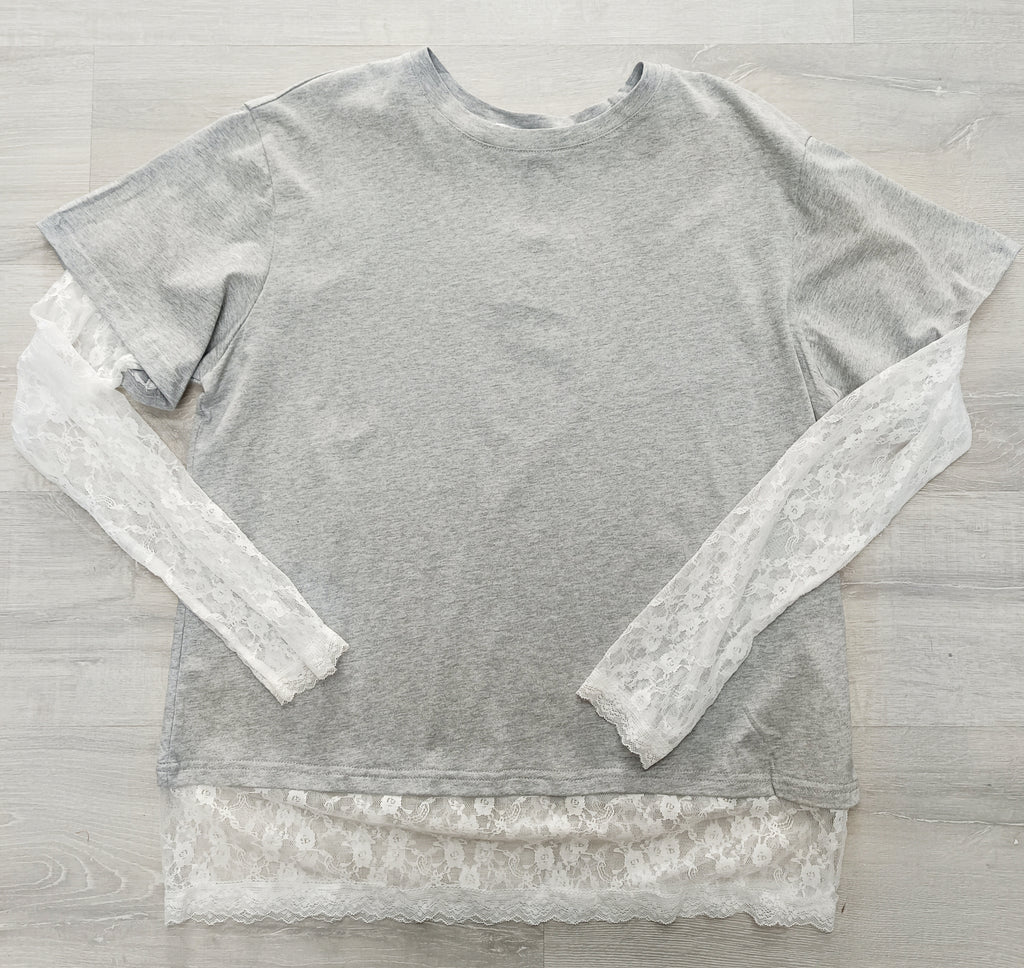 Camiseta oversize algodón con manga de blonda y bajo con blonda