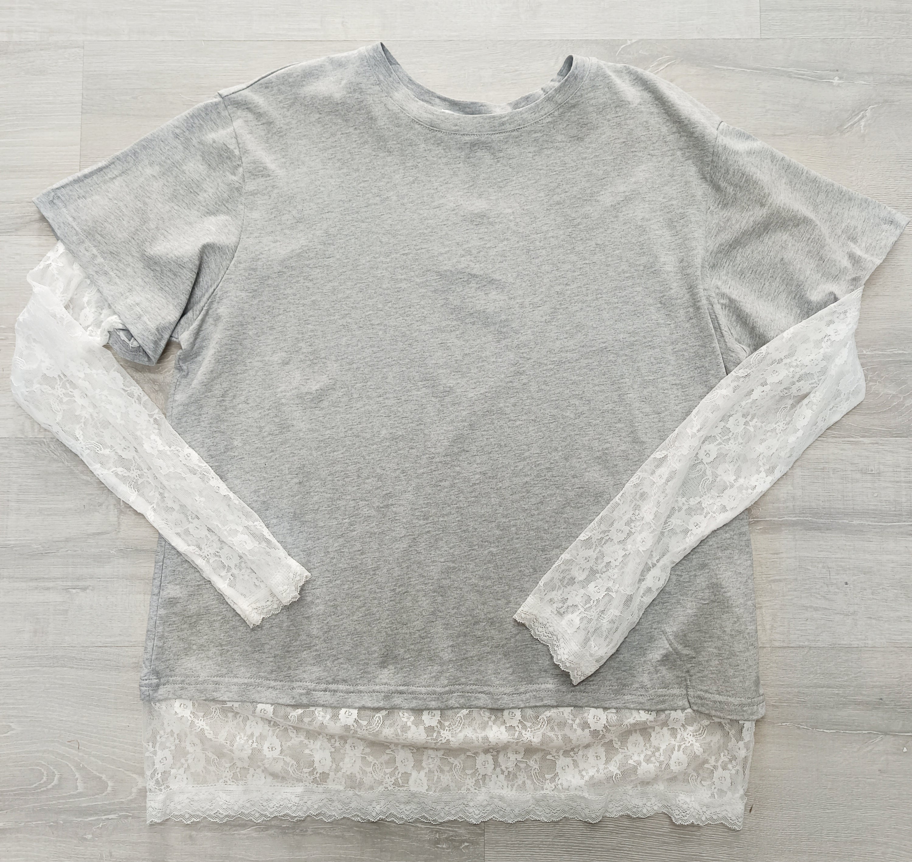 Camiseta oversize algodón con manga de blonda y bajo con blonda