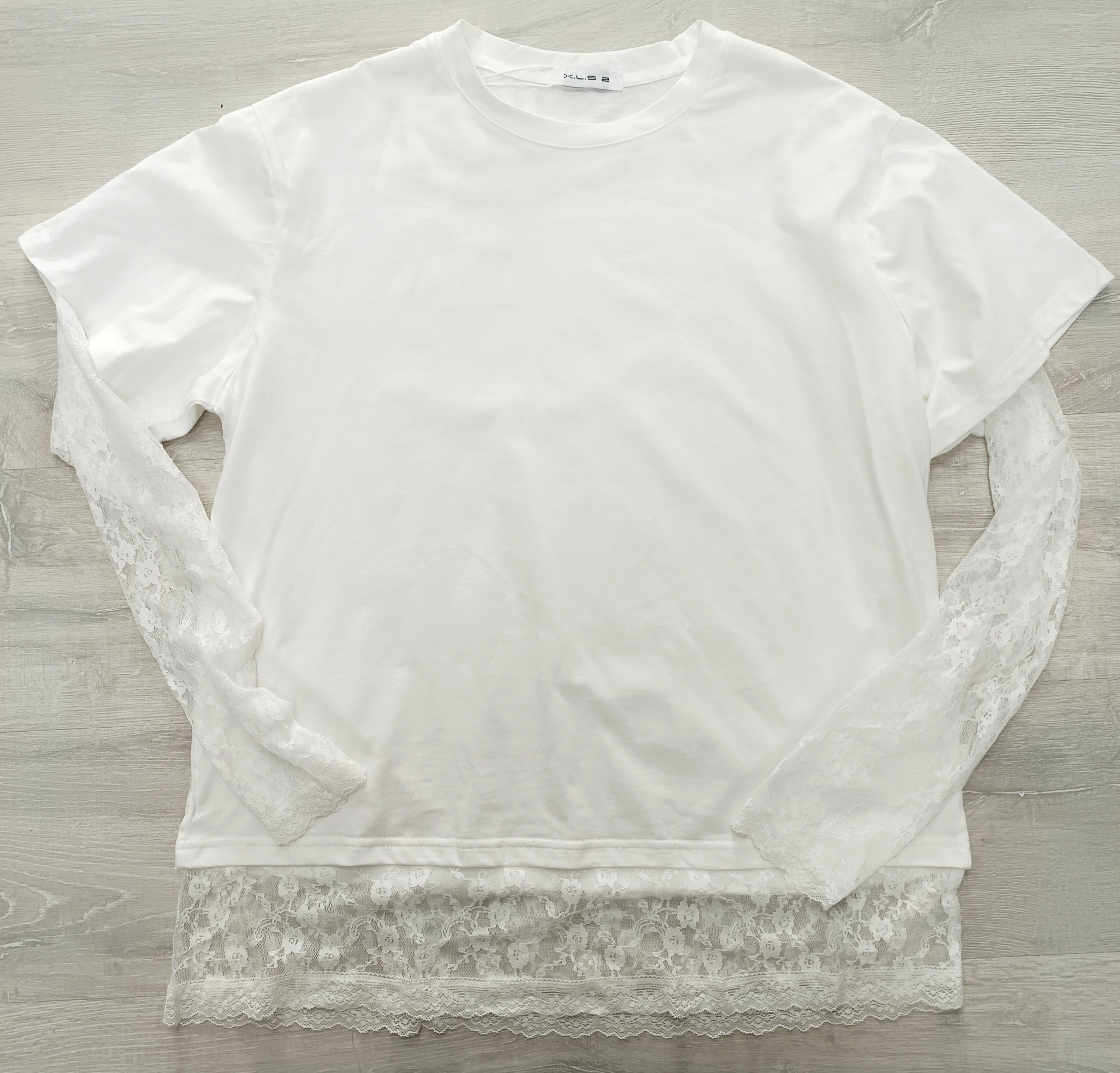Camiseta oversize algodón con manga de blonda y bajo con blonda