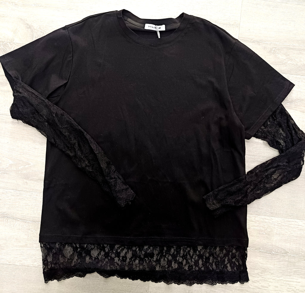 Camiseta oversize algodón con manga de blonda y bajo con blonda