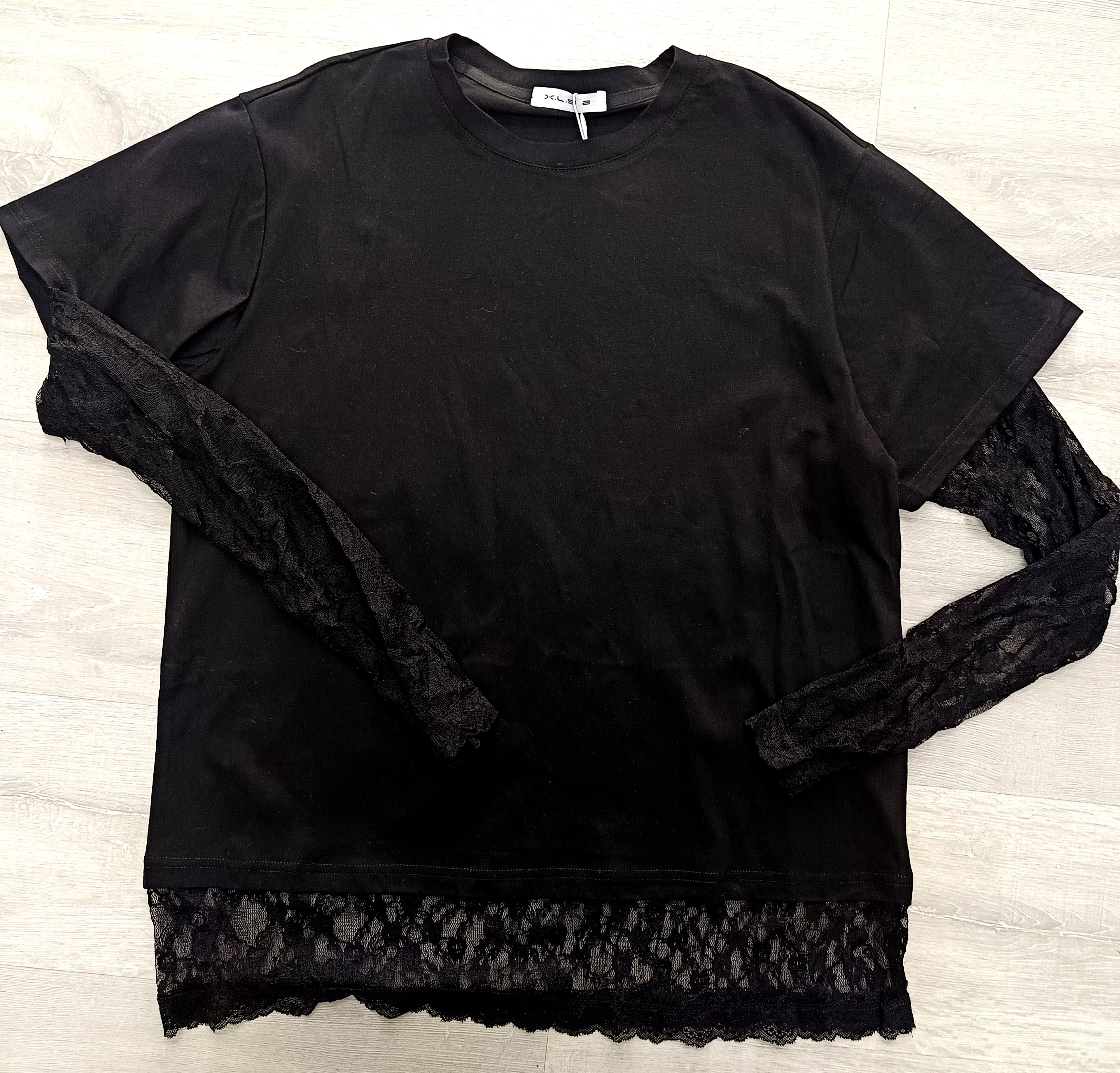 Camiseta oversize algodón con manga de blonda y bajo con blonda