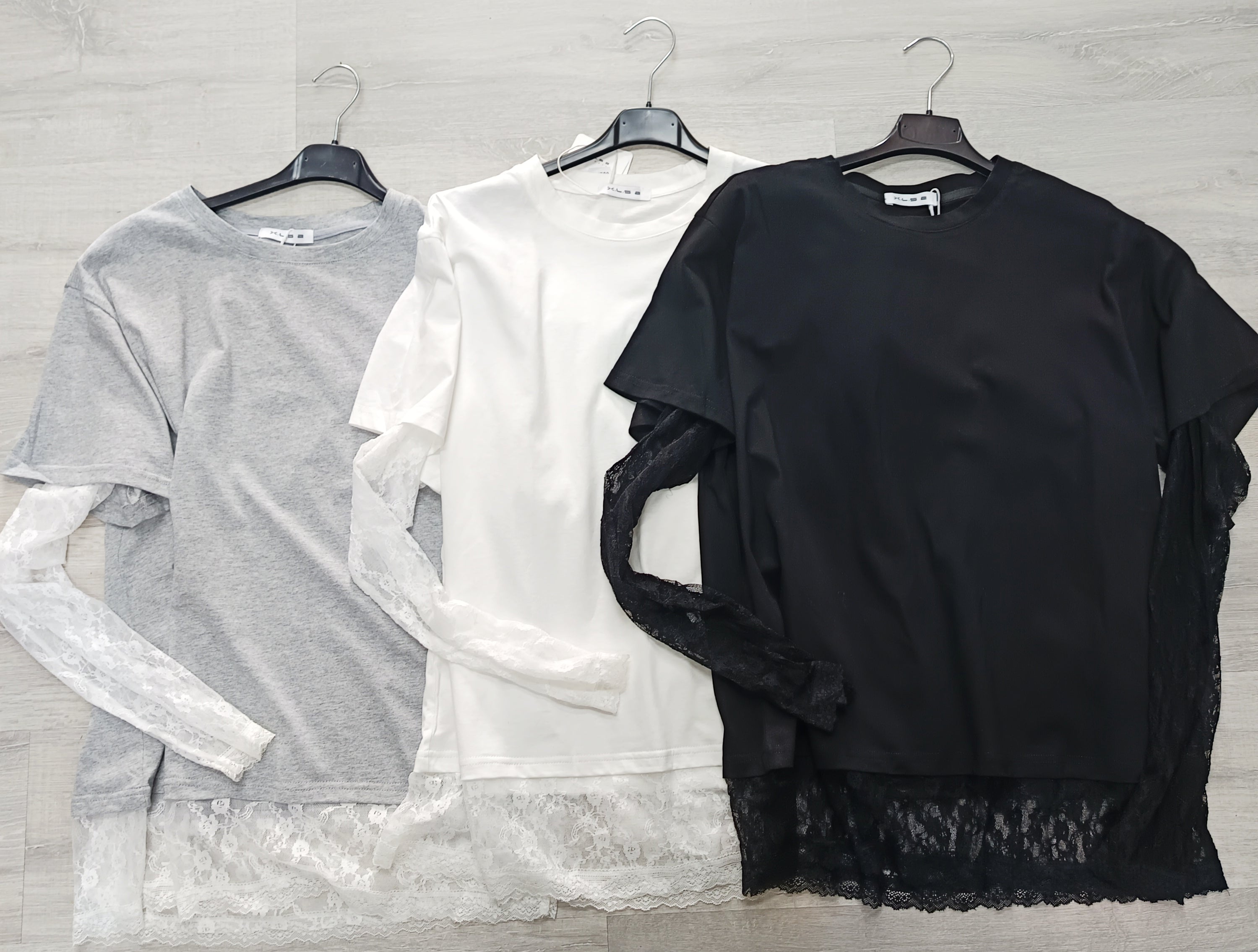 Camiseta oversize algodón con manga de blonda y bajo con blonda