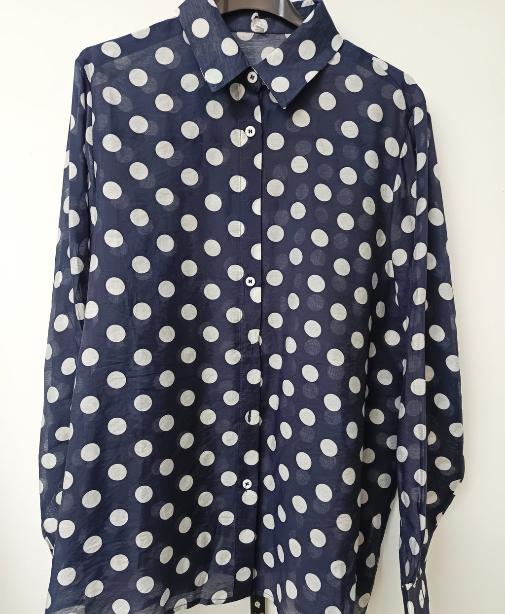 Camisa topos semitransparente