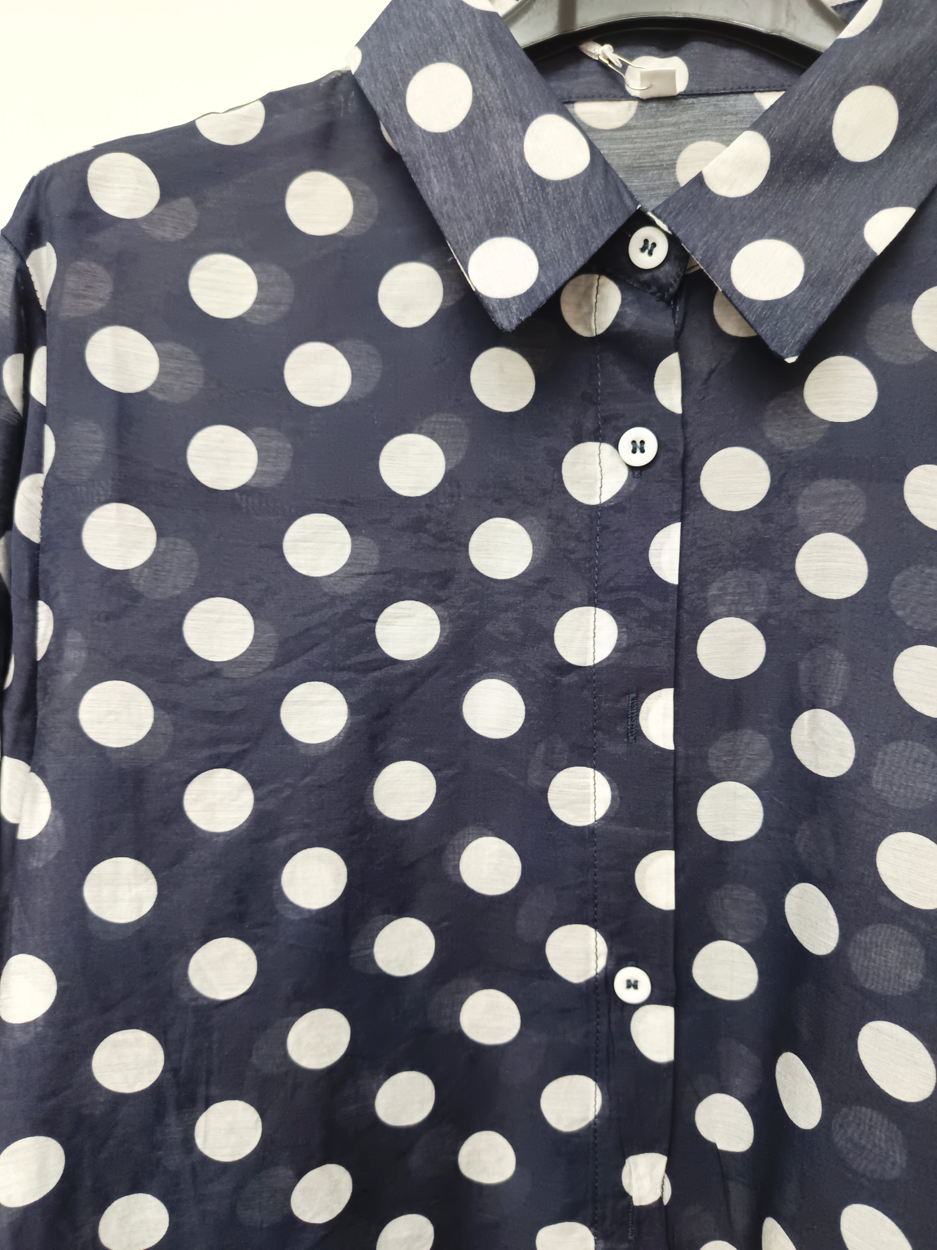 Camisa topos semitransparente