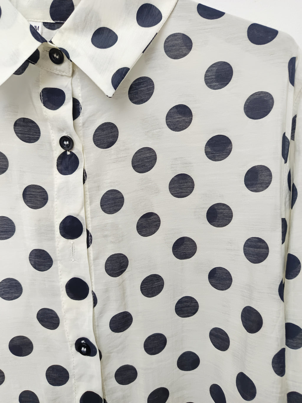 Camisa topos semitransparente