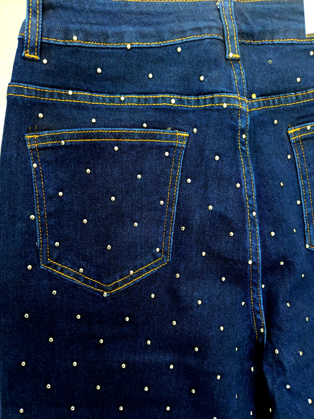 Jean oscuro color n tachuelas metálicas plateadas pequeñas