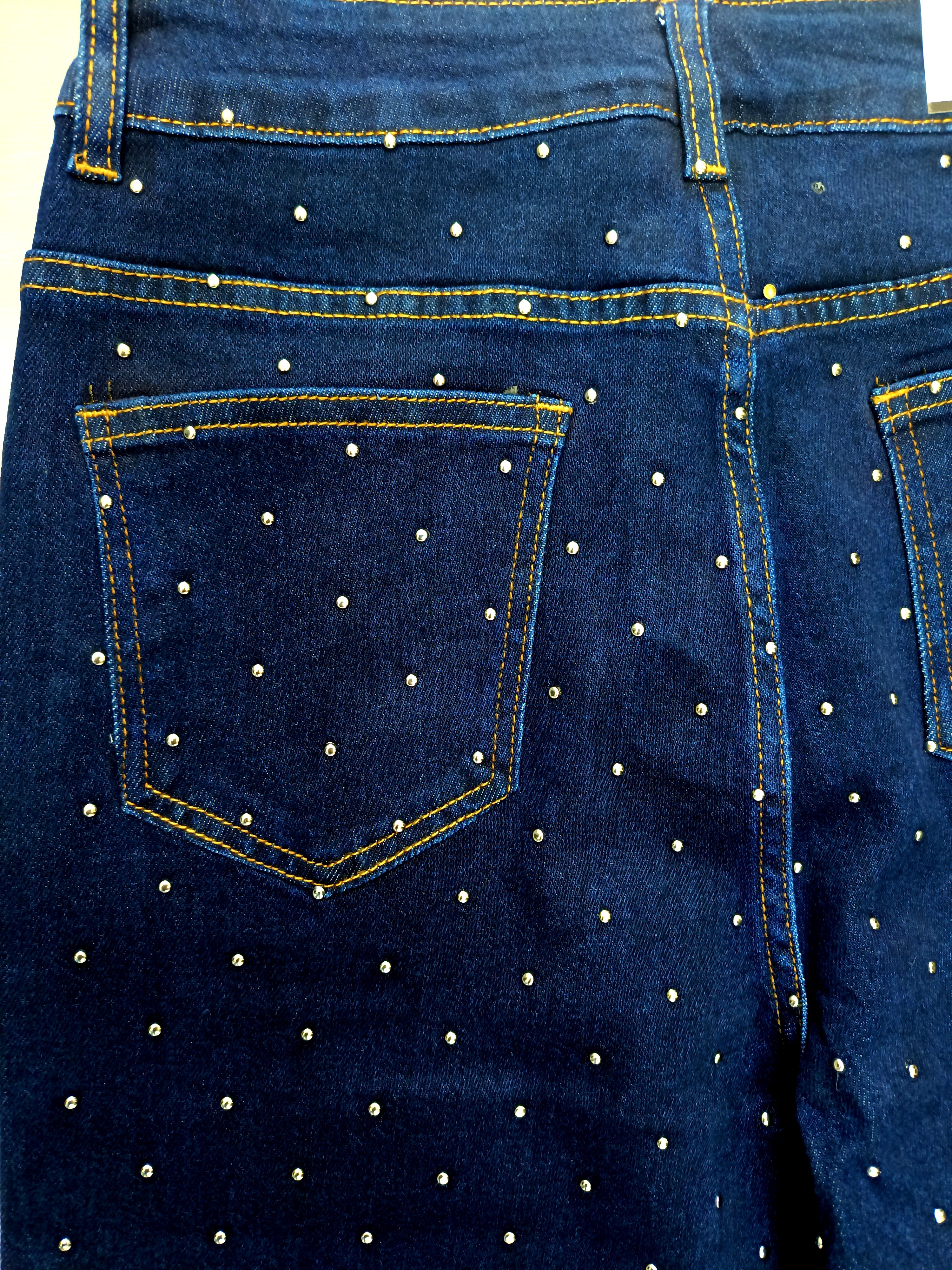 Jean oscuro color n tachuelas metálicas plateadas pequeñas