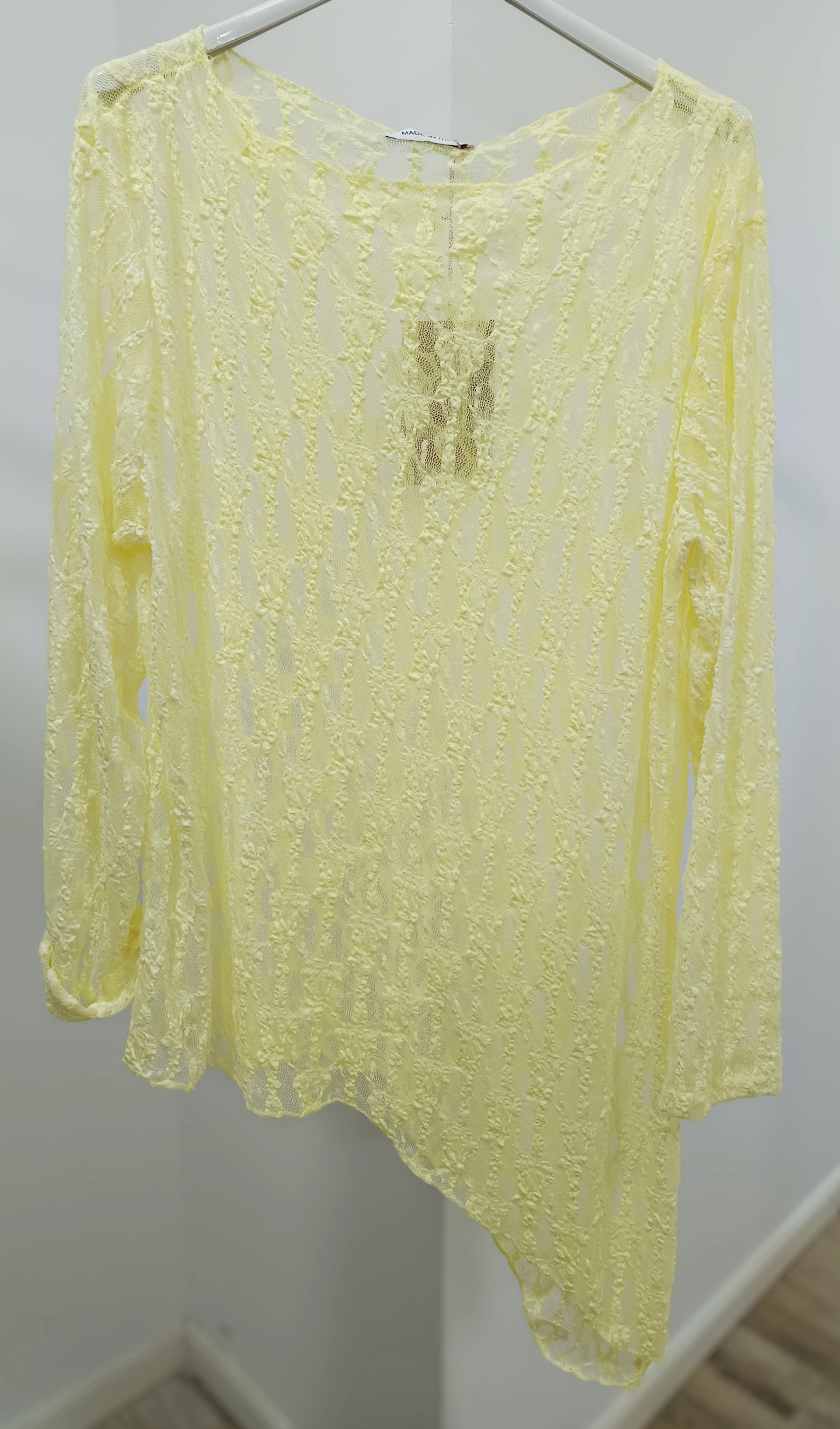 Camiseta blonda asimétrica