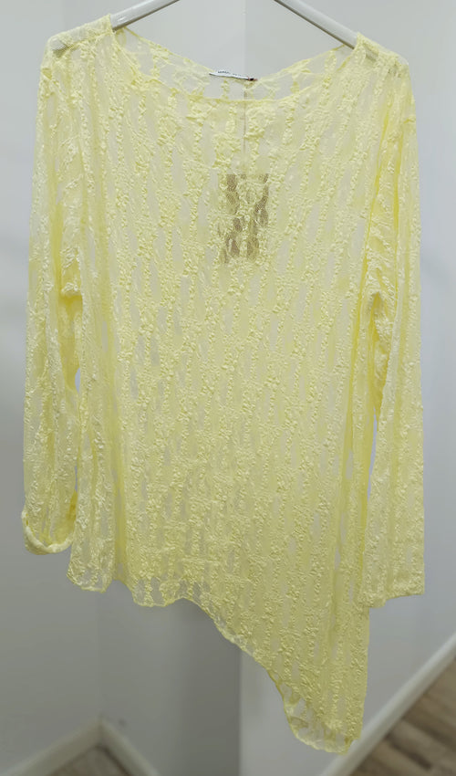 Camiseta blonda asimétrica