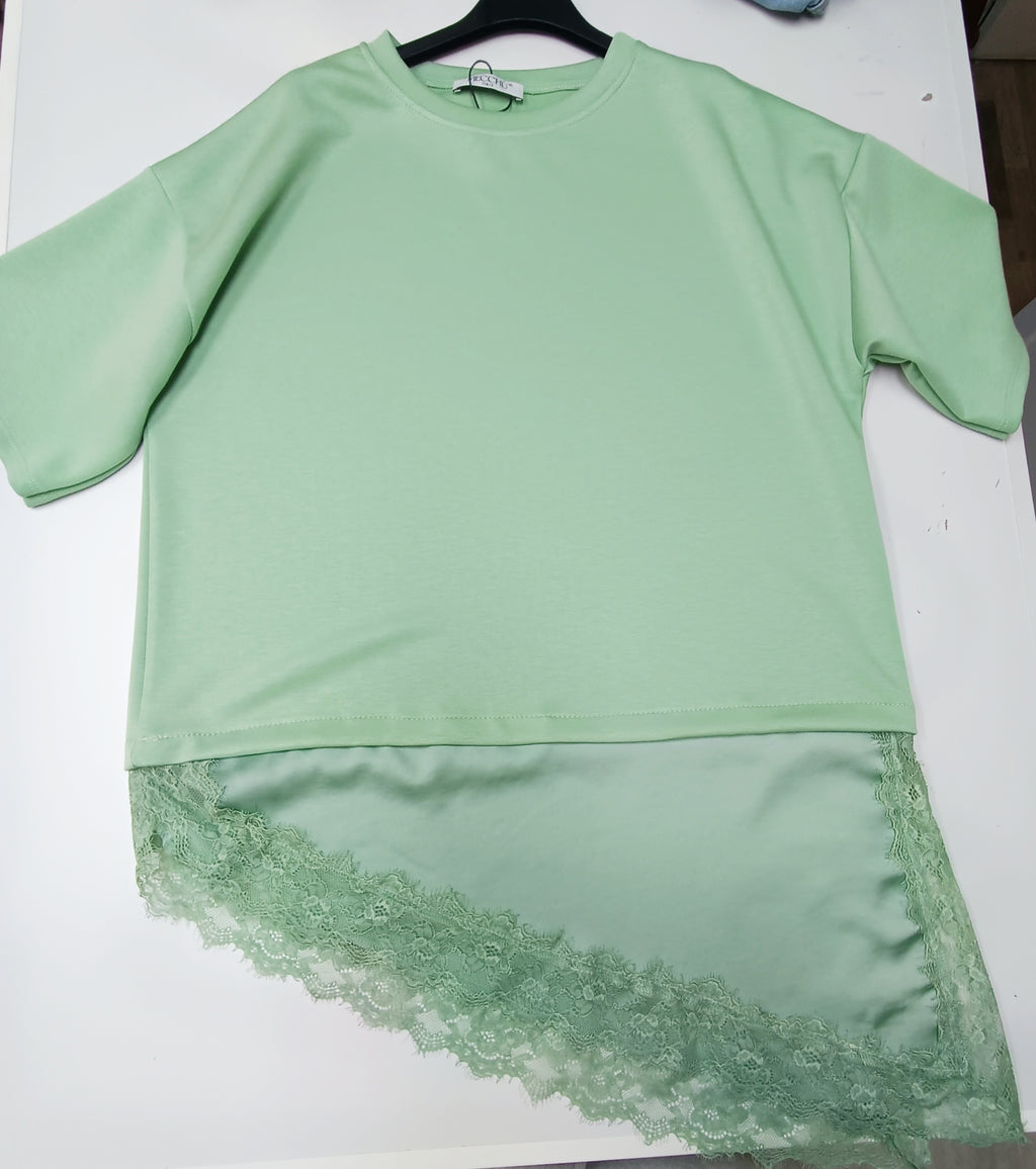 Camiseta oversize asimétrica con detalle de satén y blonda