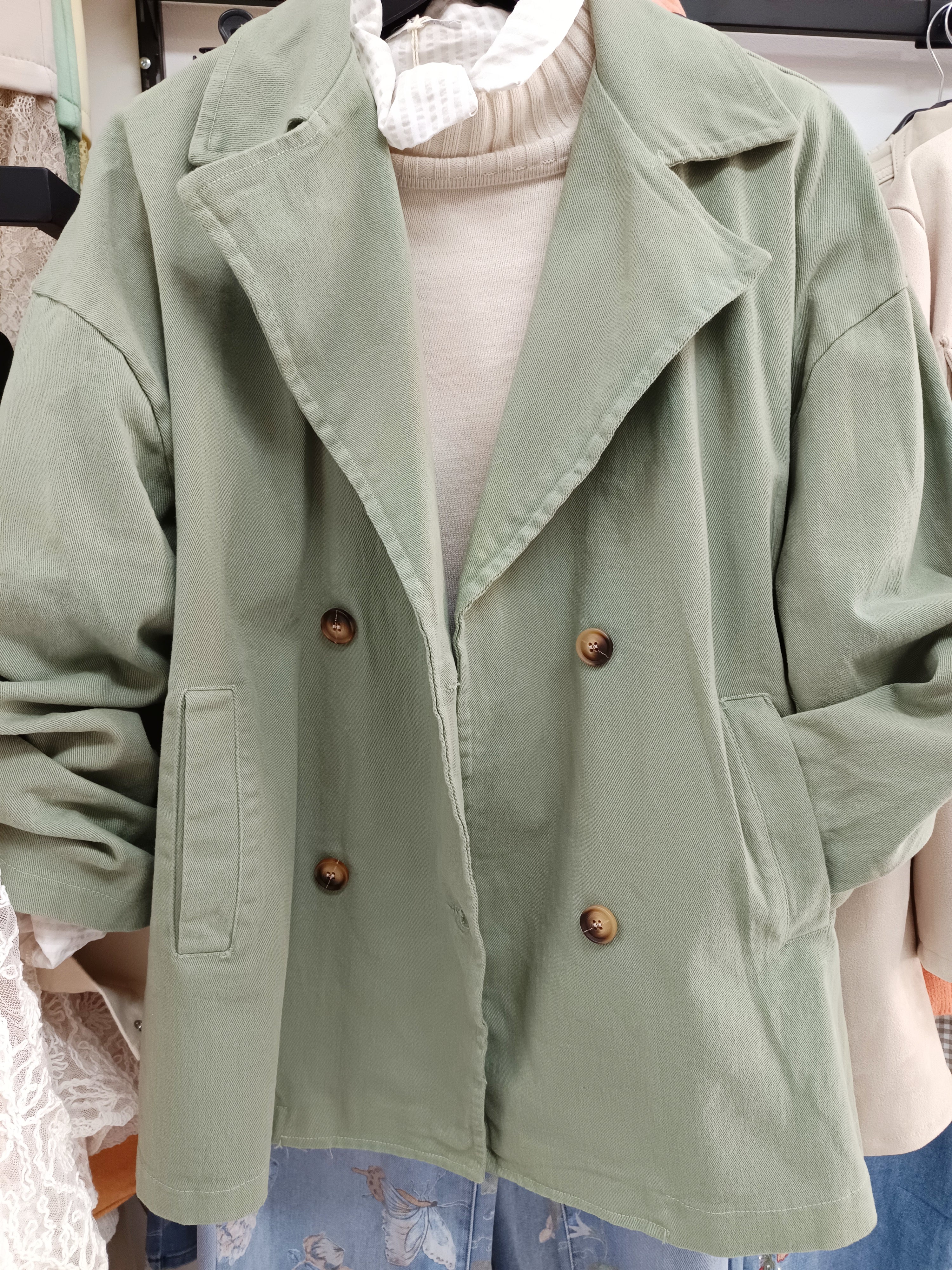 Chaqueta ligera tipo gabardina