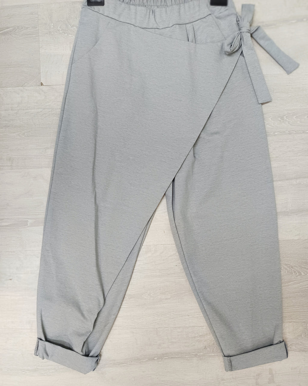 Pantalón punto roma con detalle de pareo y lazo al lado