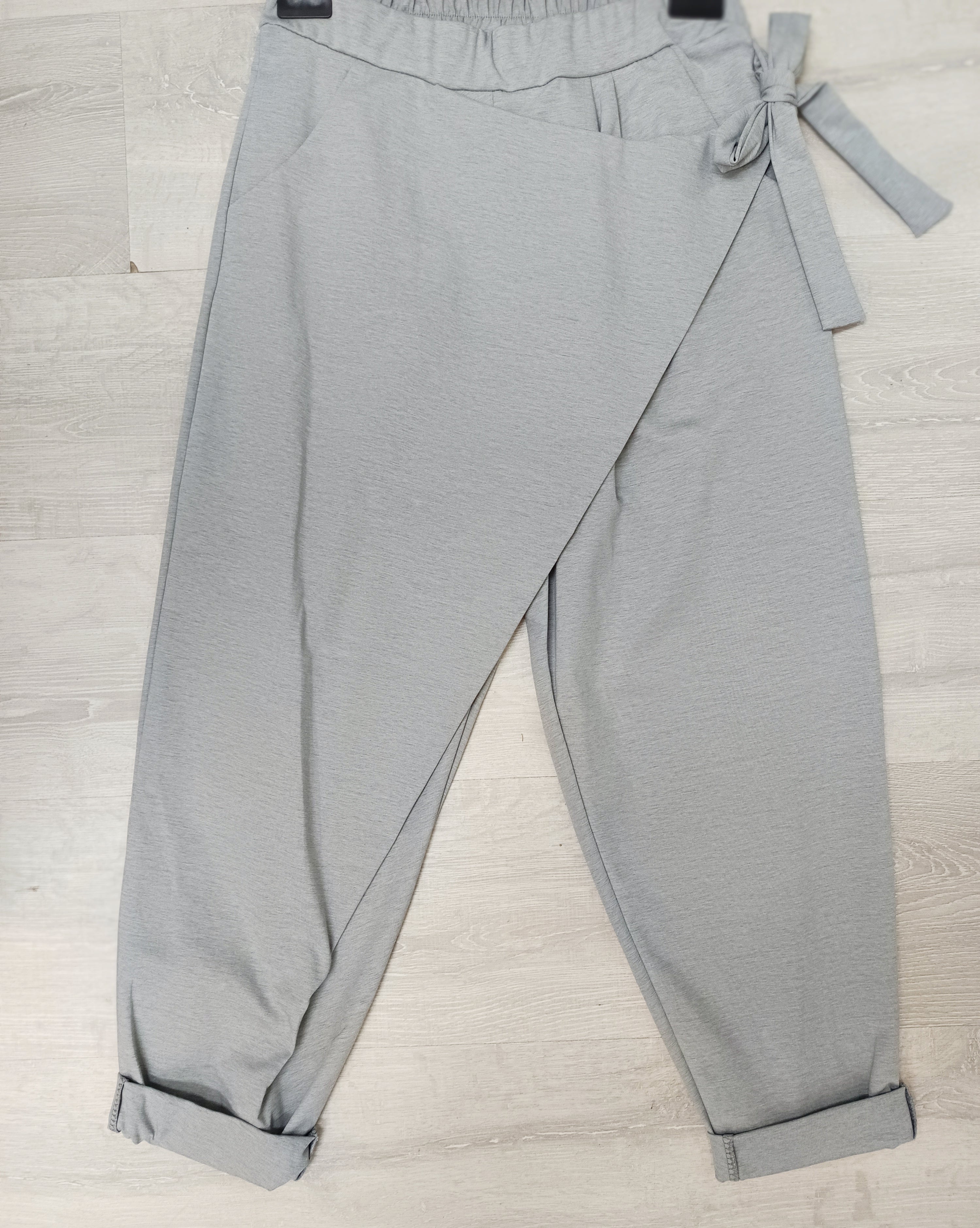 Pantalón punto roma con detalle de pareo y lazo al lado