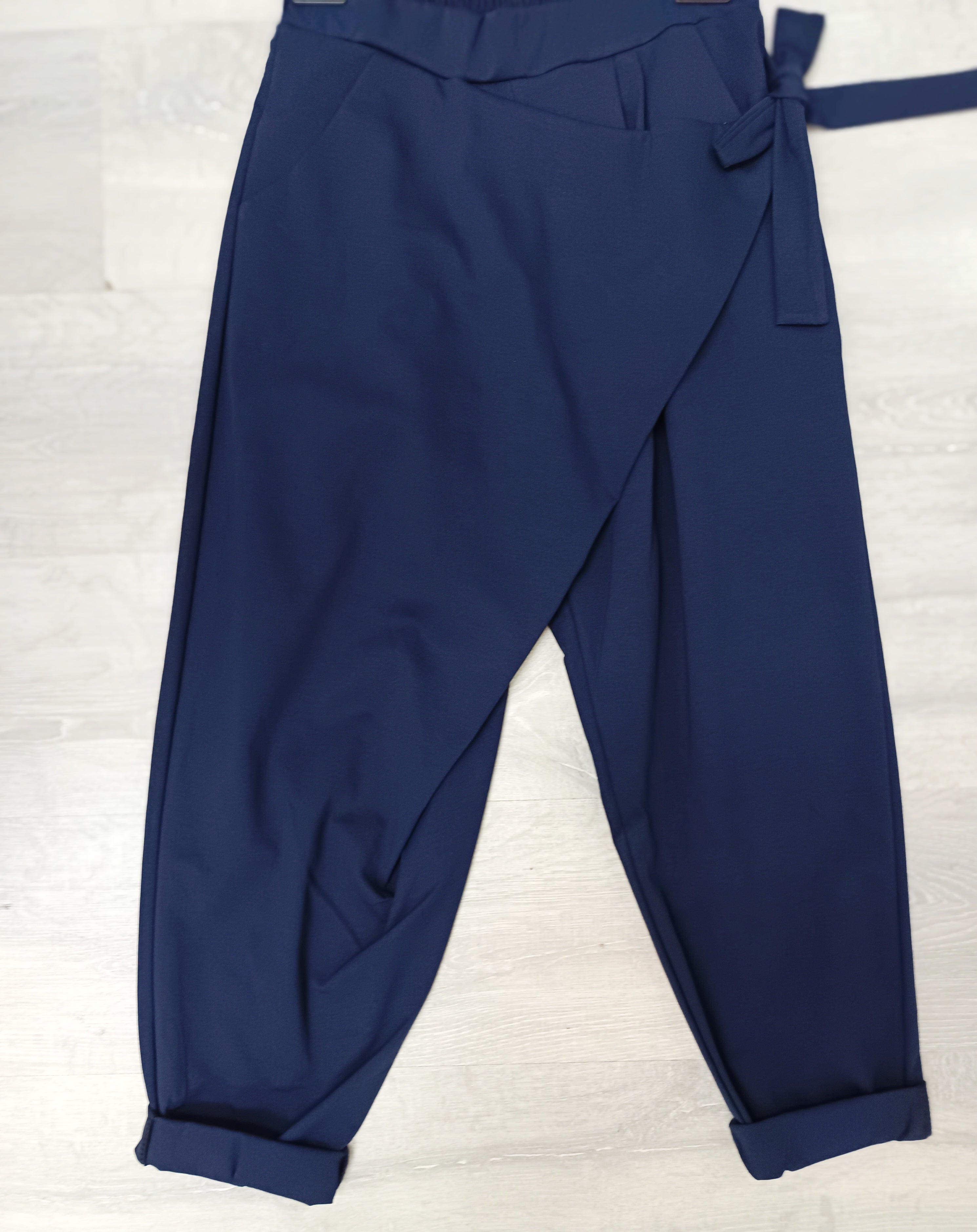 Pantalón punto roma con detalle de pareo y lazo al lado