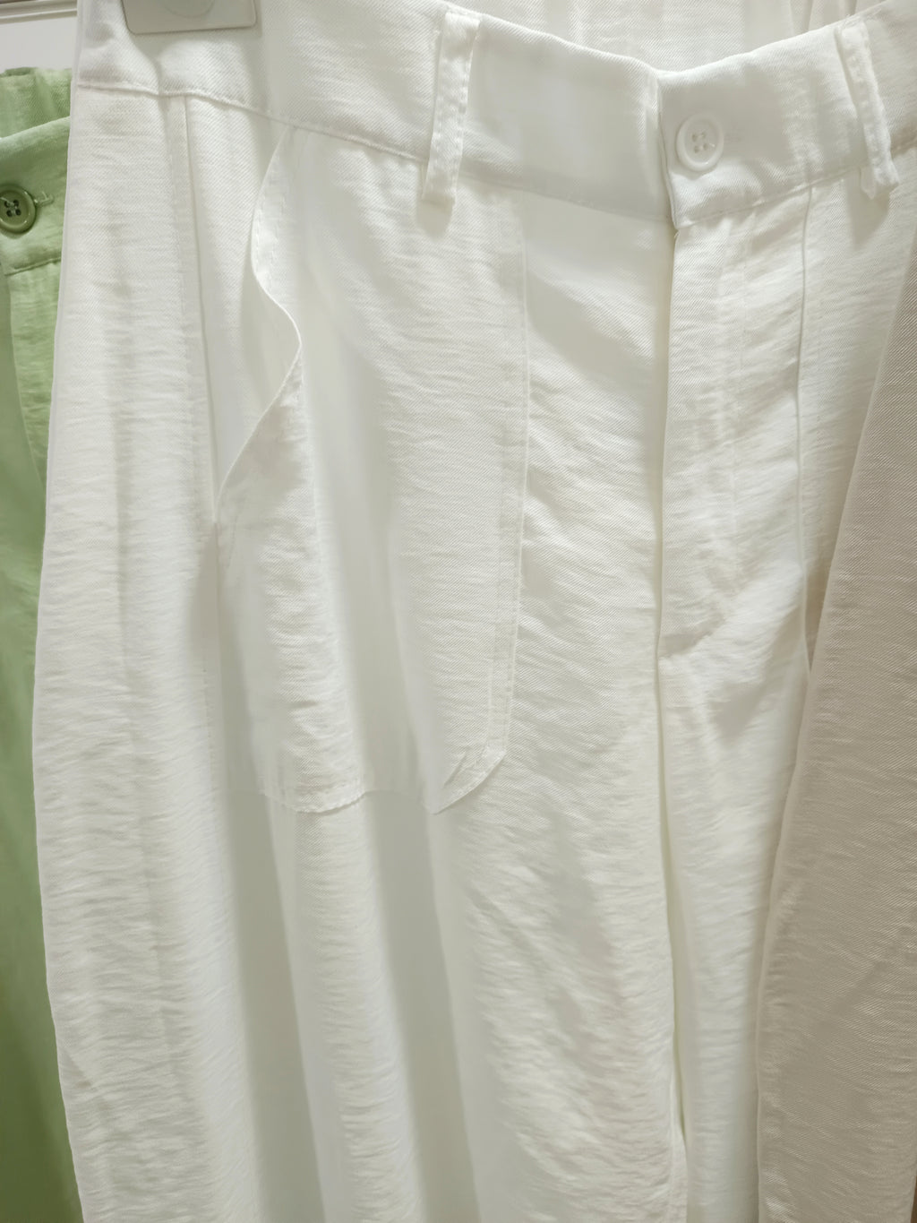 Pantalón ligero bombacho con bolsillo parche