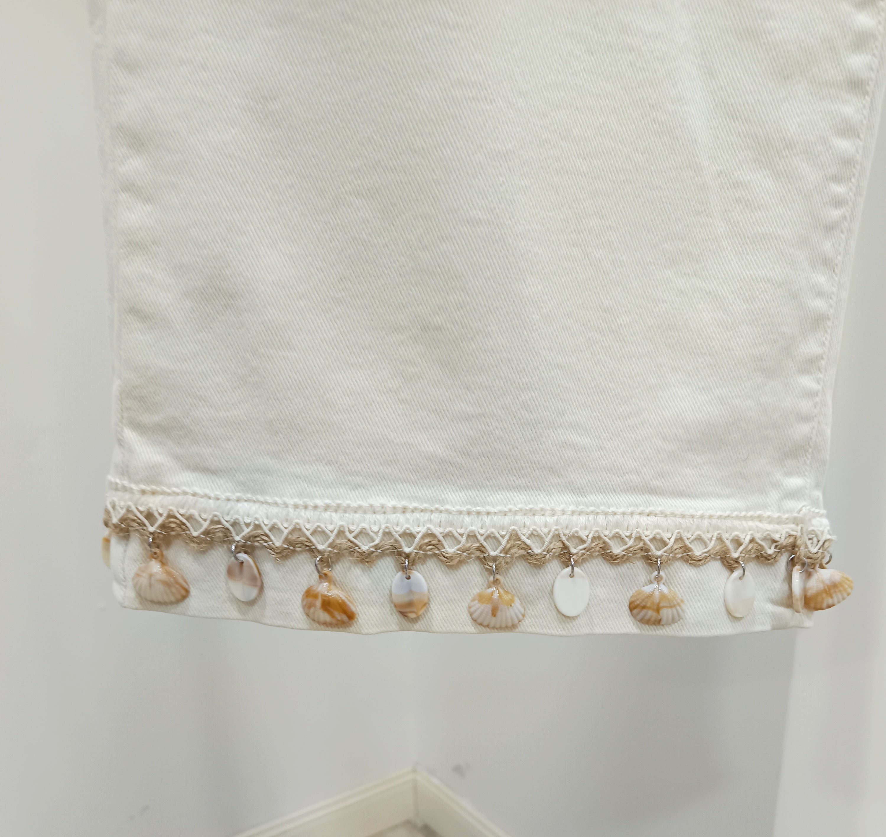 Jeans adorno conchas
