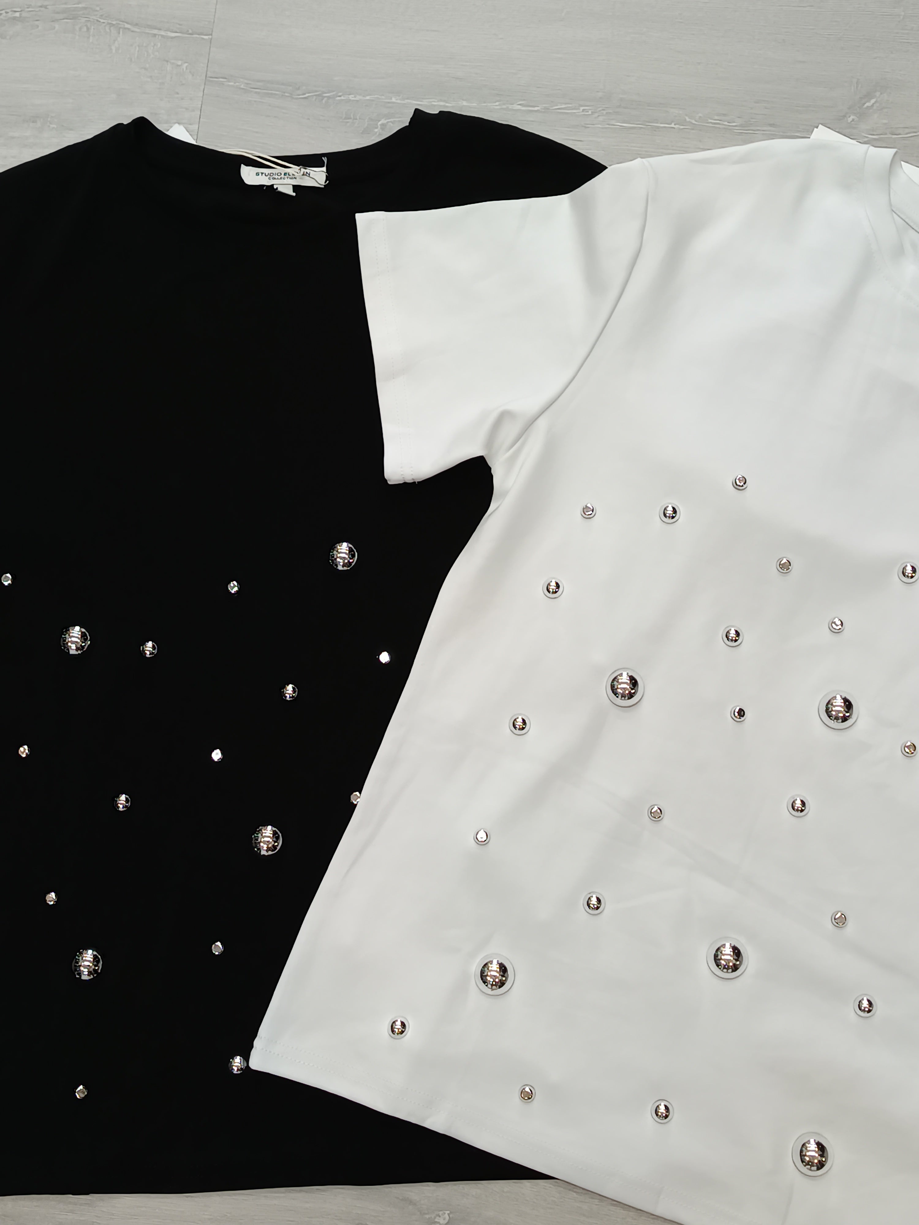 Camiseta oversize detalle bolas plateadas