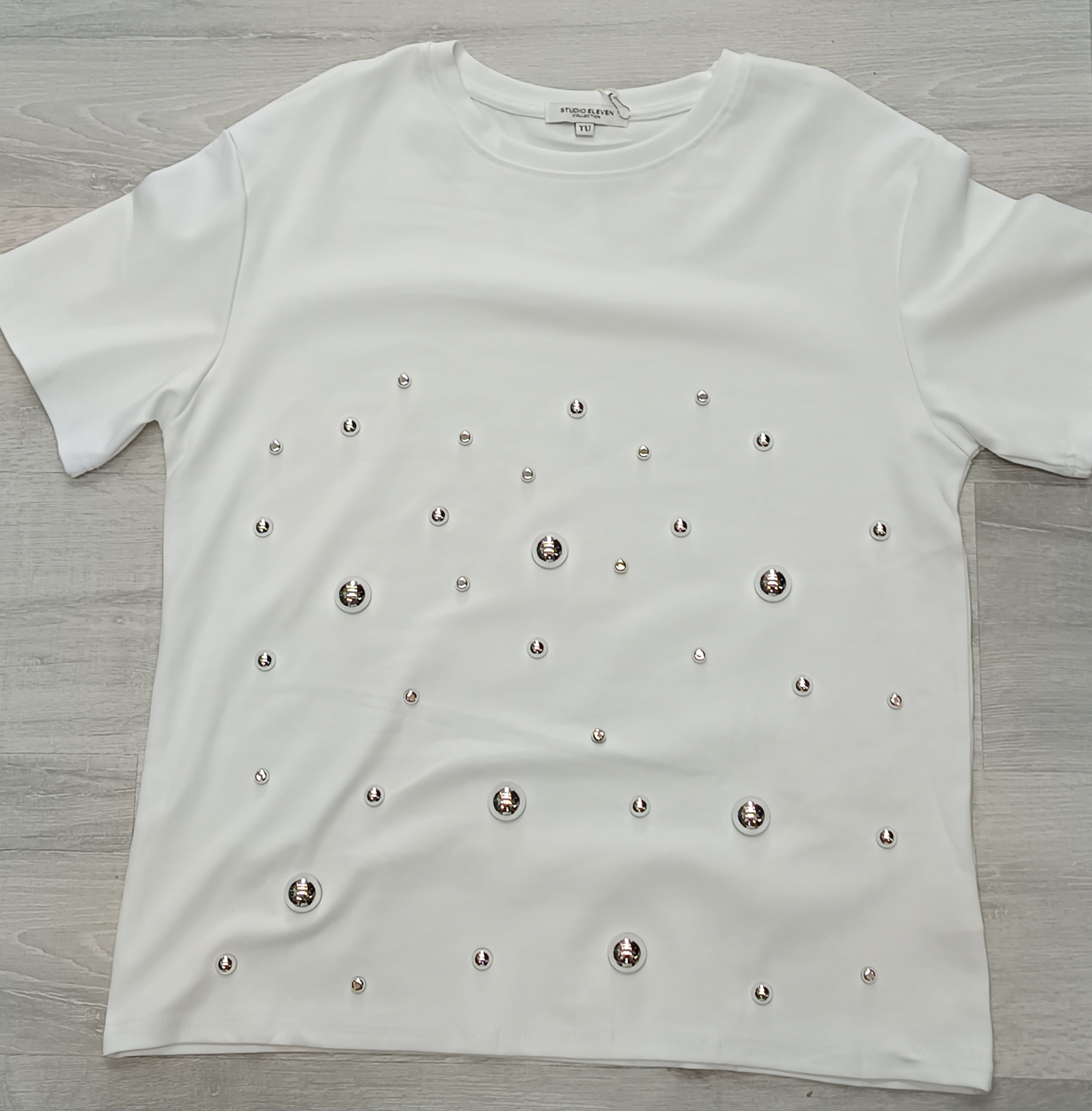 Camiseta oversize detalle bolas plateadas
