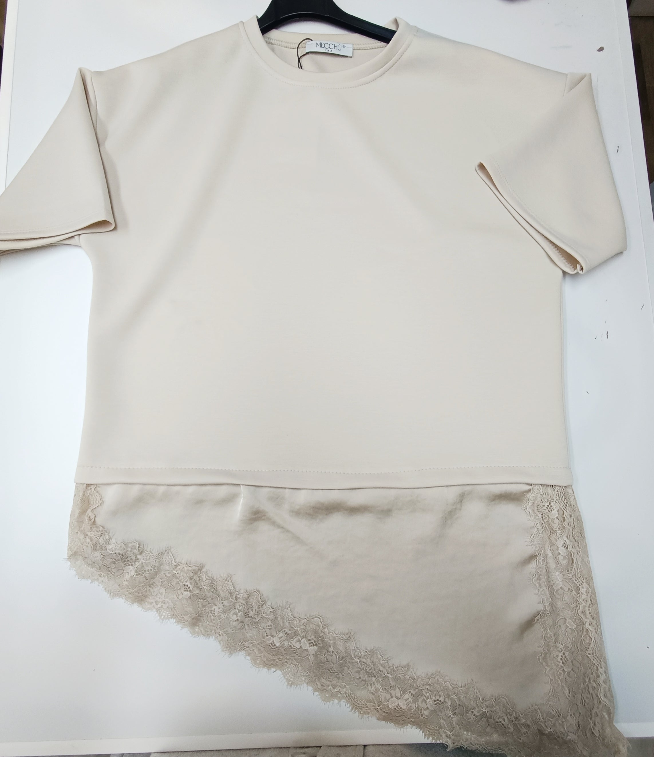 Camiseta oversize asimétrica con detalle de satén y blonda