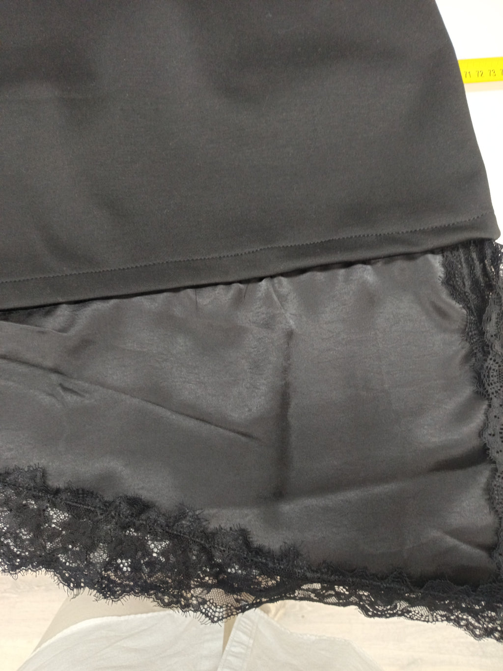 Camiseta oversize asimétrica con detalle de satén y blonda