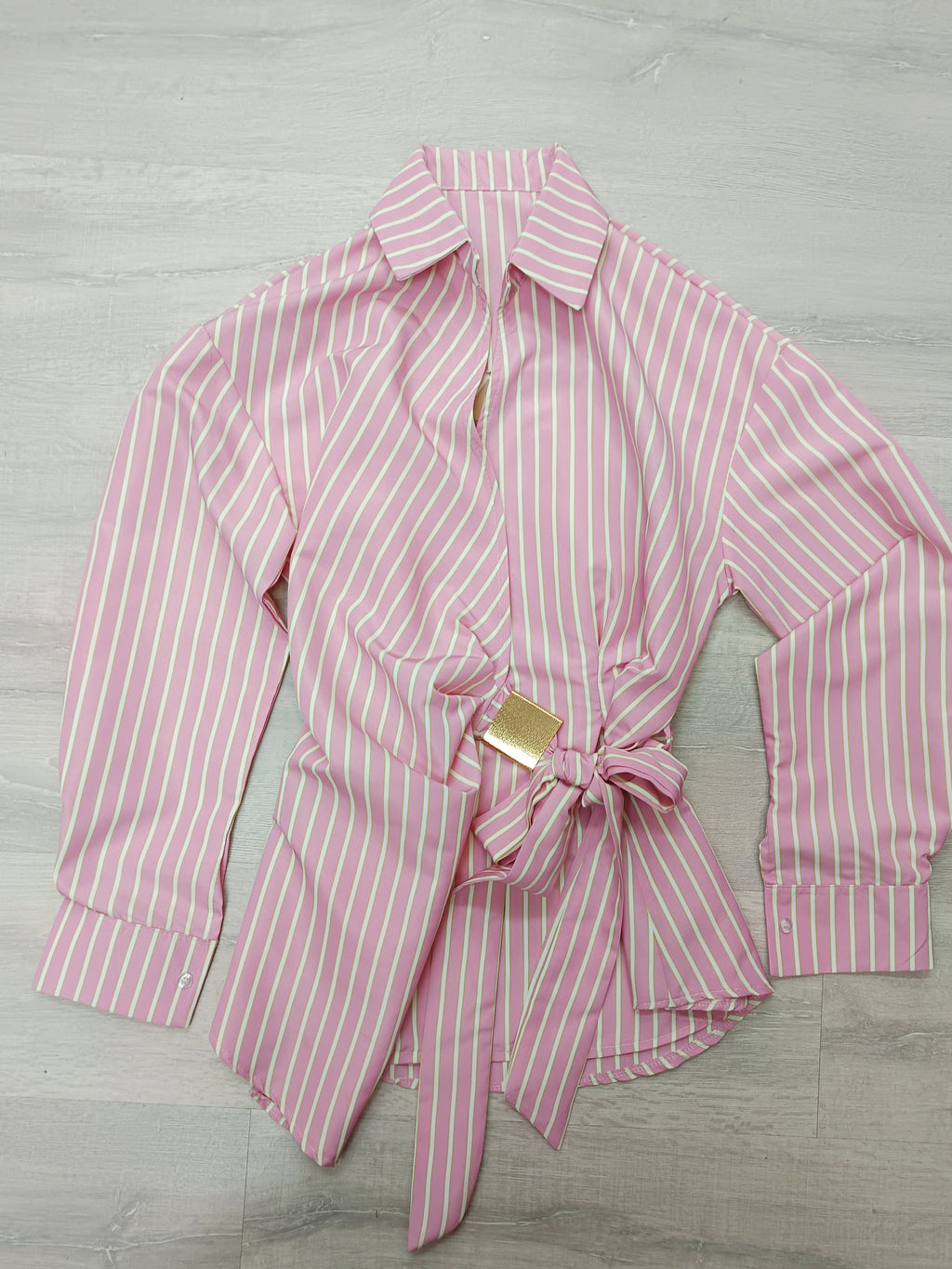 Camisa lazada con detalle dorado