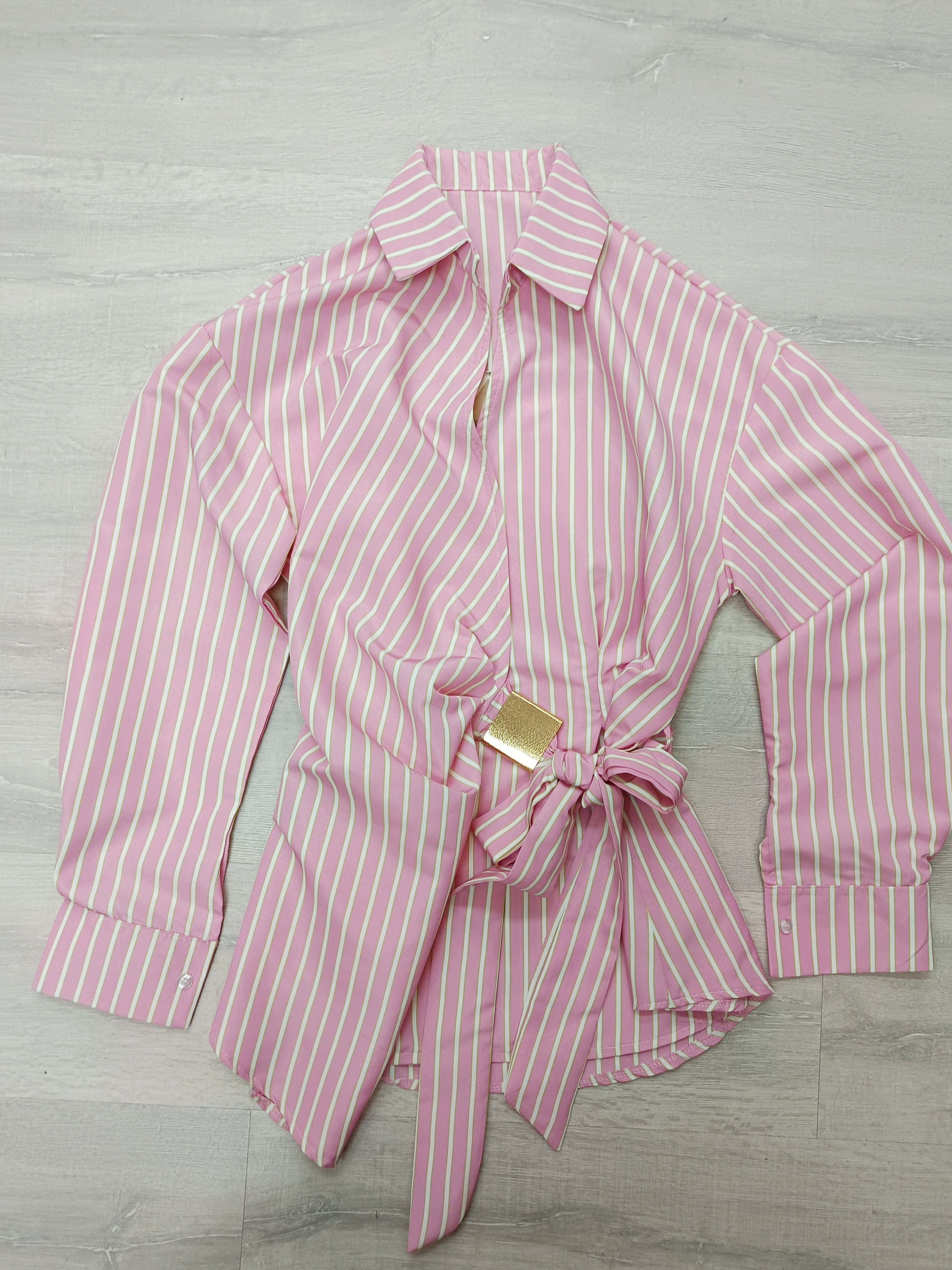 Camisa lazada con detalle dorado