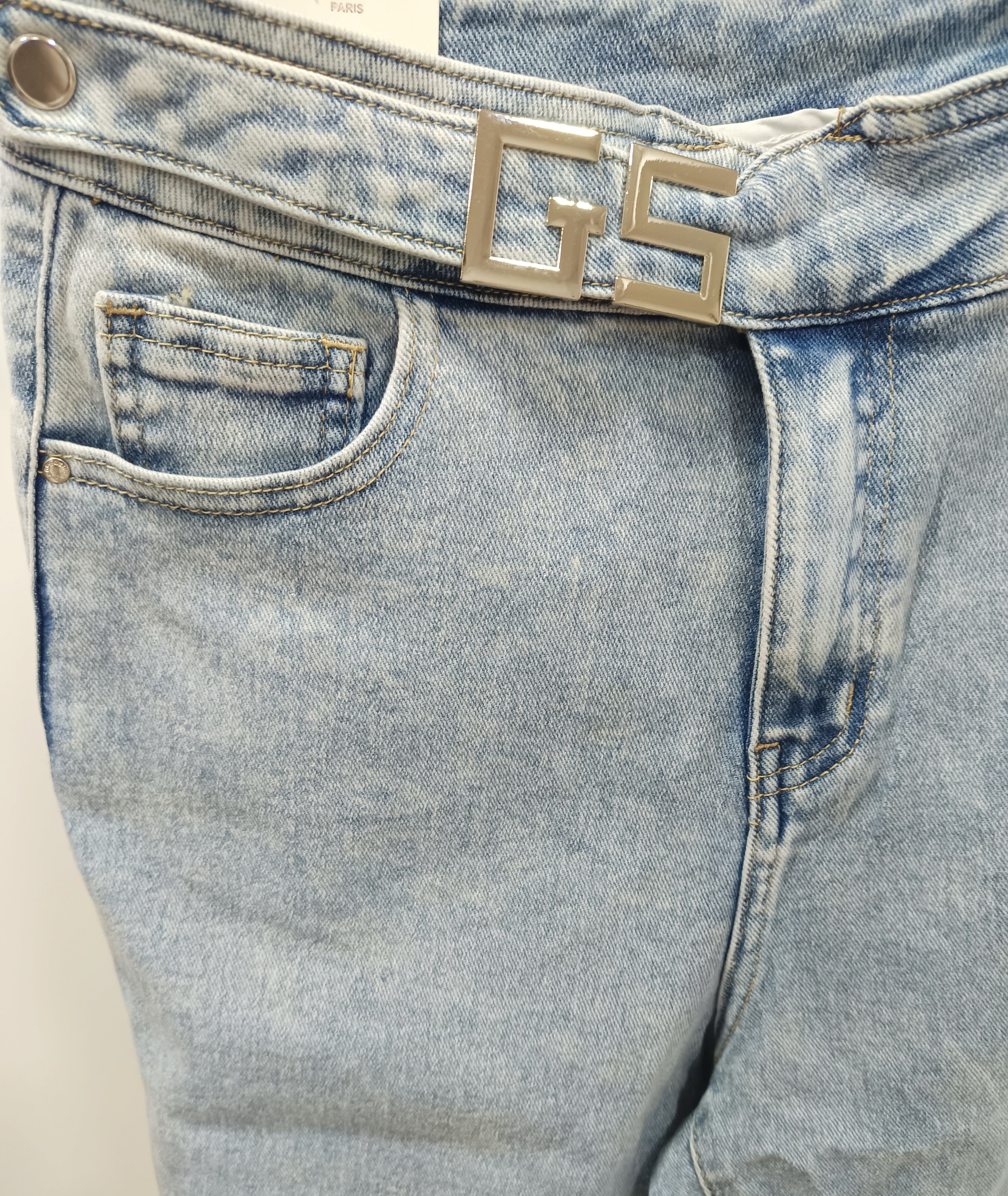 Jean mom fit detalle metálico cintura talla grande