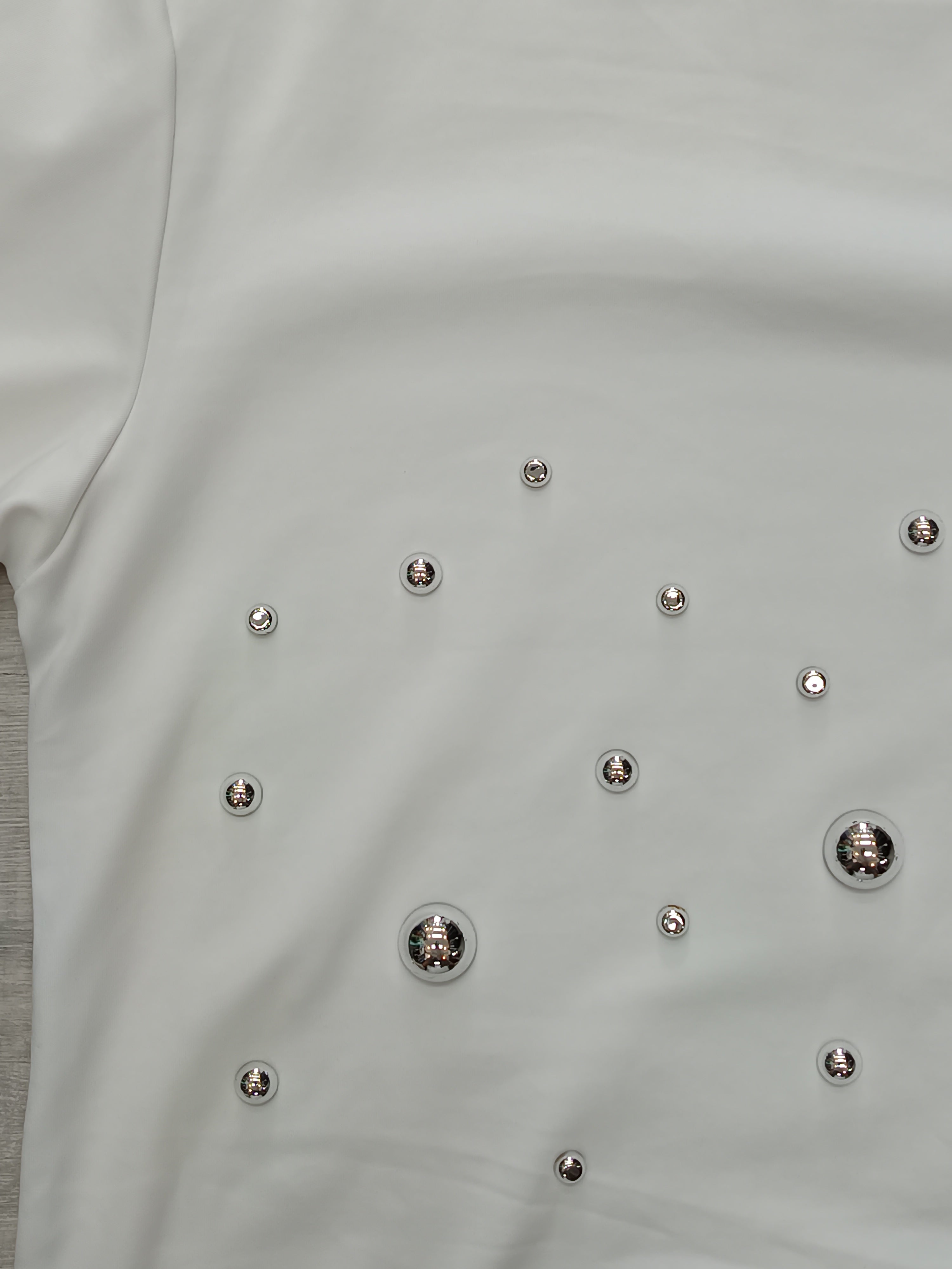 Camiseta oversize detalle bolas plateadas