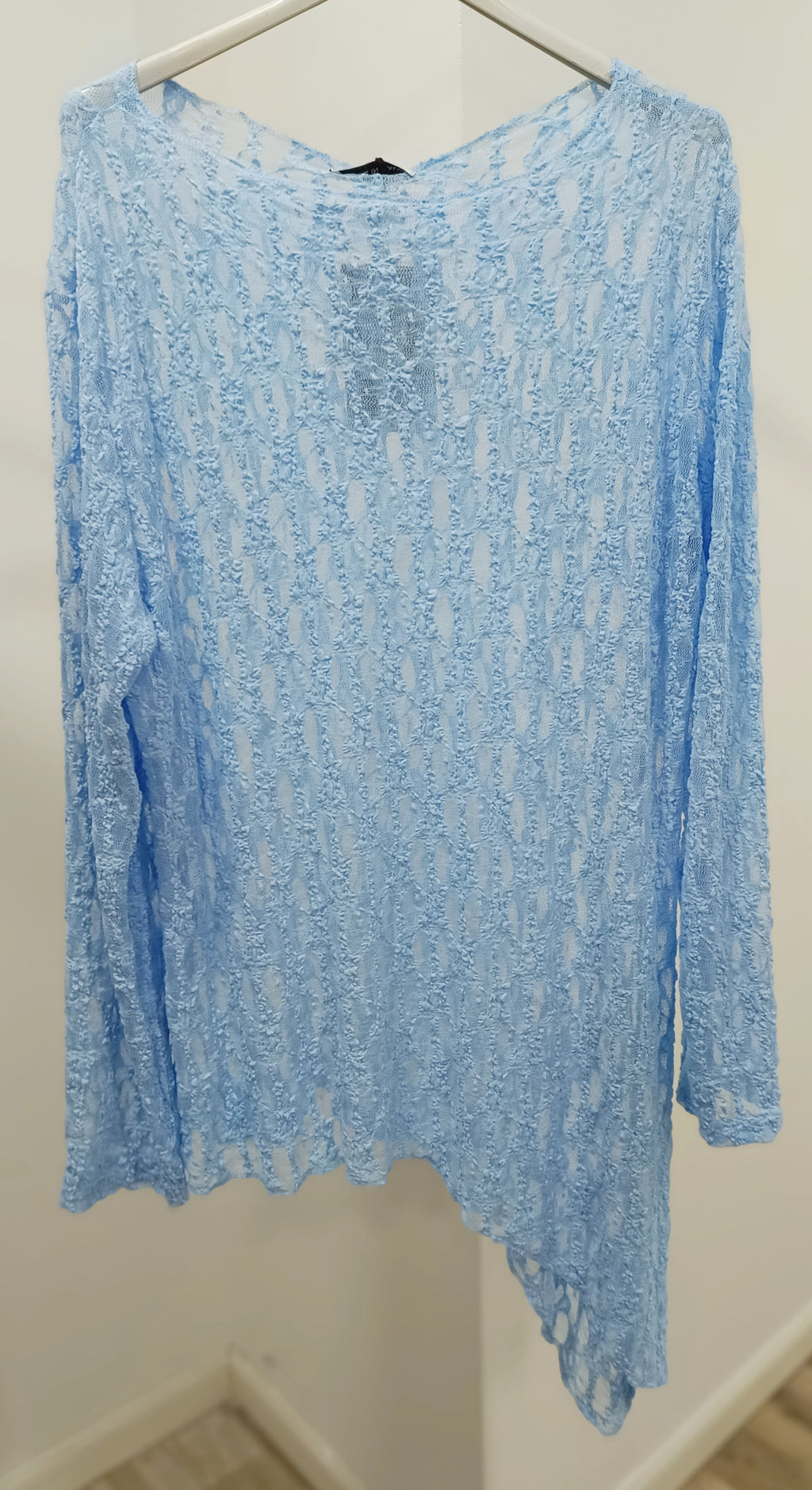 Camiseta blonda asimétrica