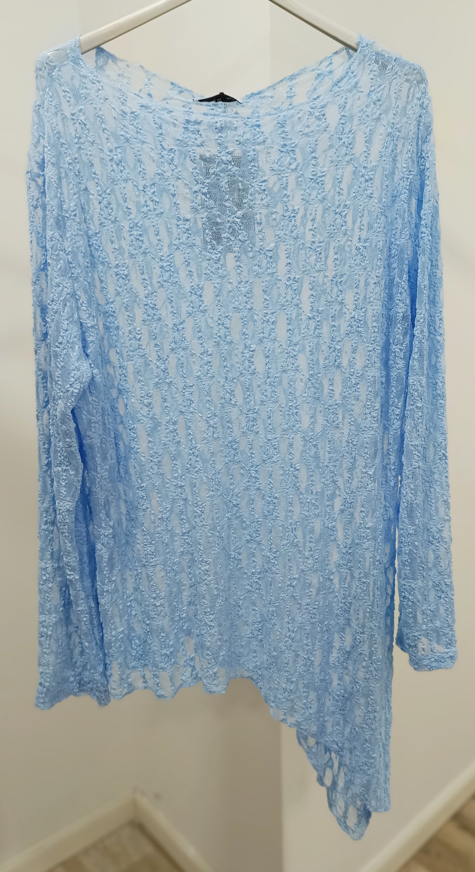 Camiseta blonda asimétrica