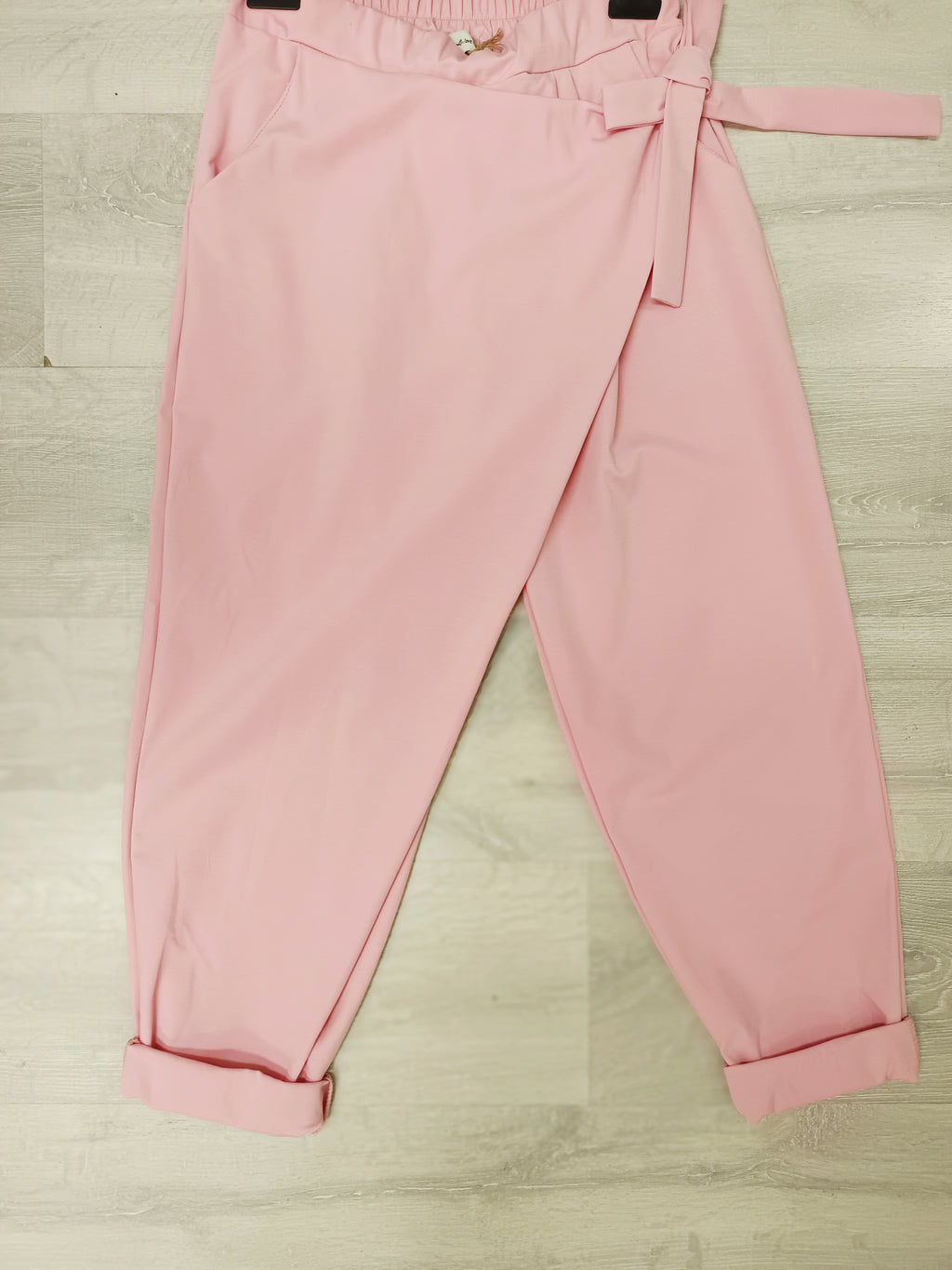 Pantalón punto roma con detalle de pareo y lazo al lado