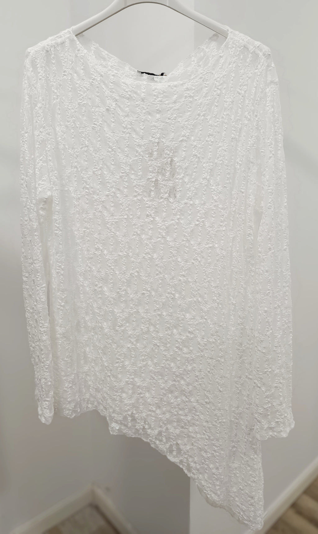 Camiseta blonda asimétrica