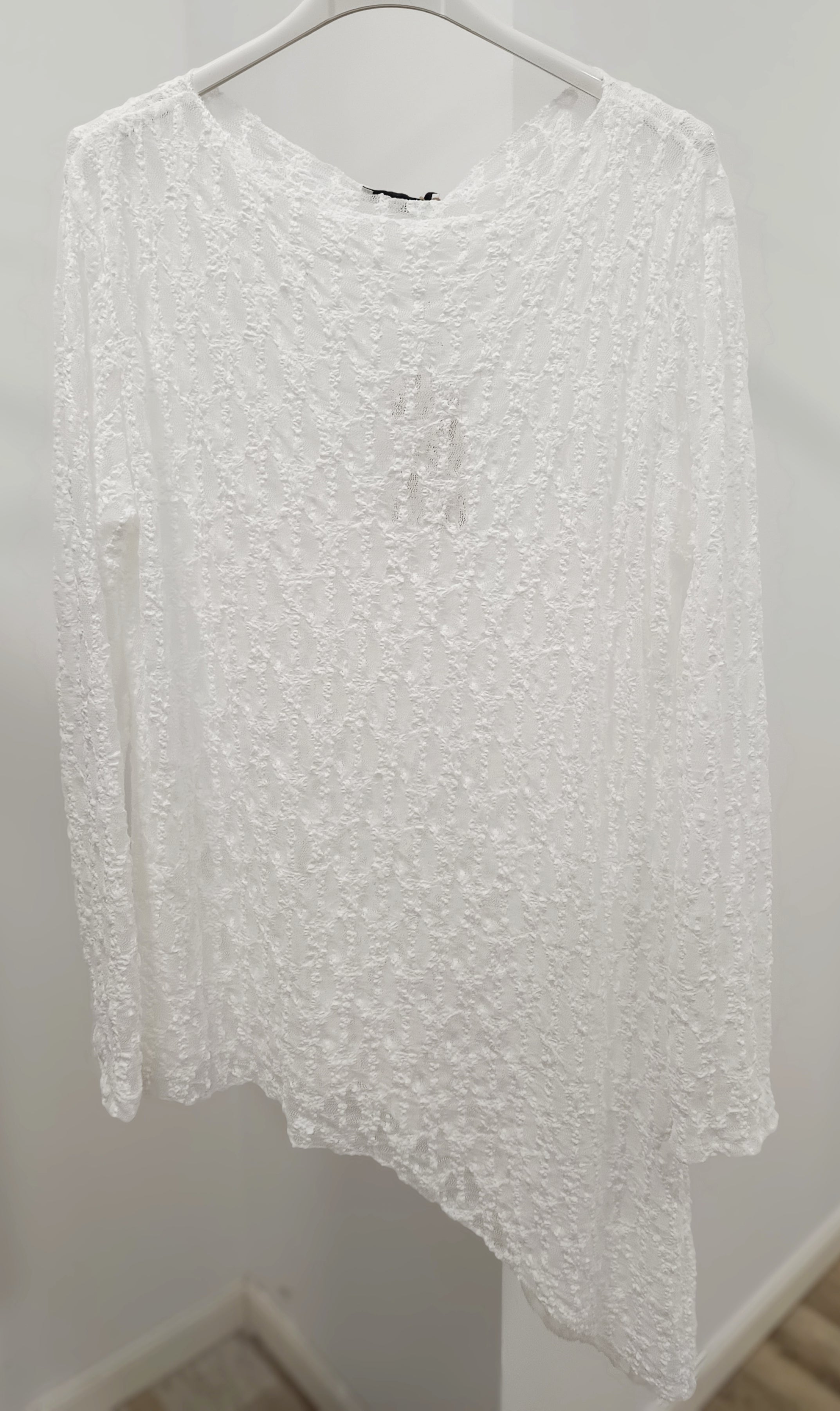 Camiseta blonda asimétrica