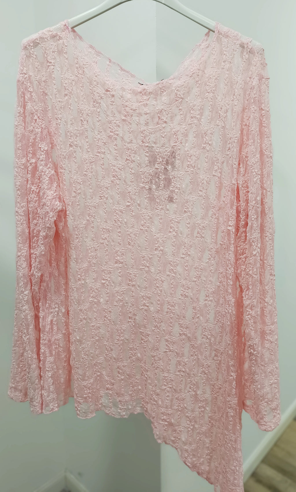 Camiseta blonda asimétrica