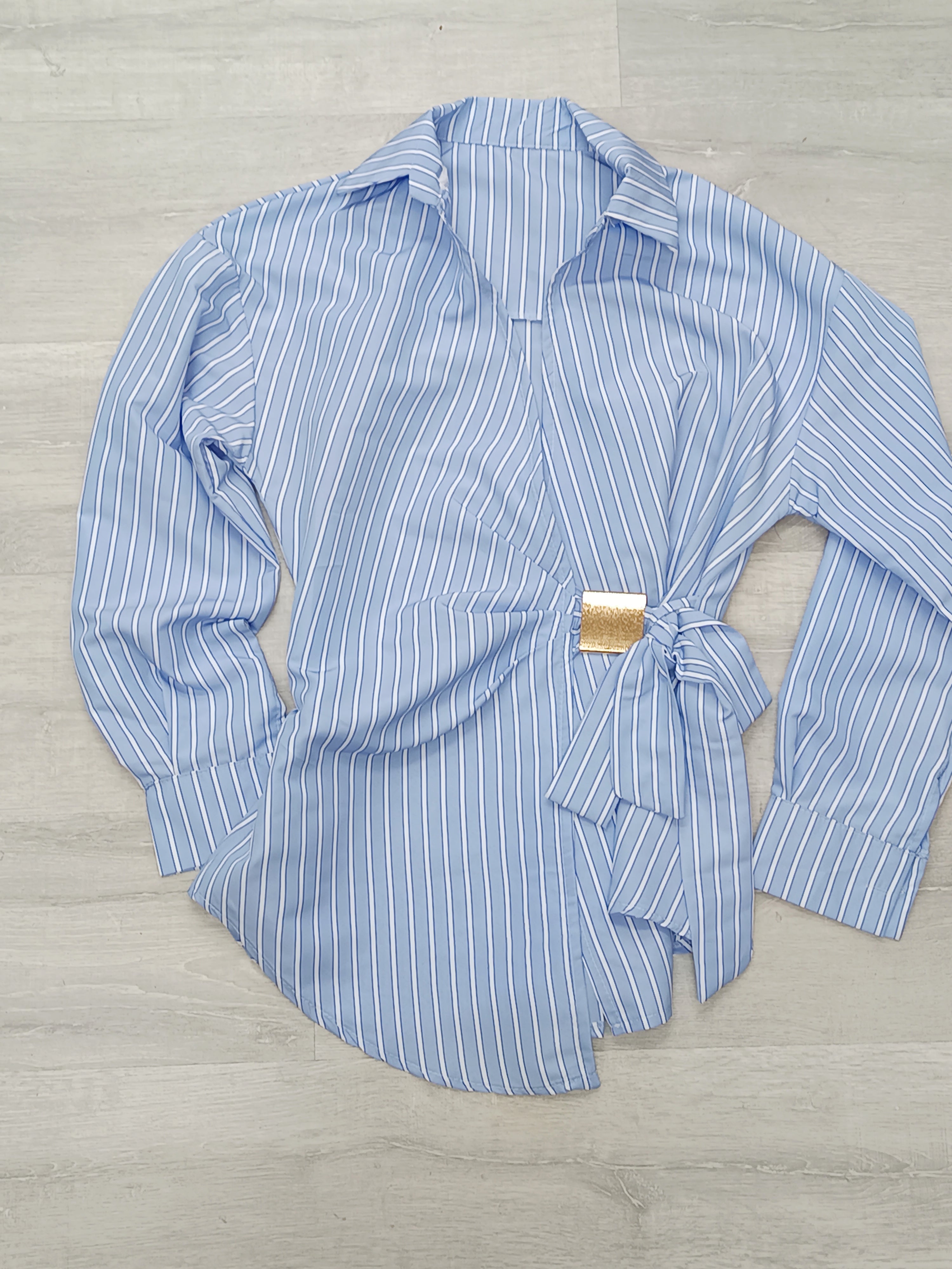 Camisa lazada con detalle dorado