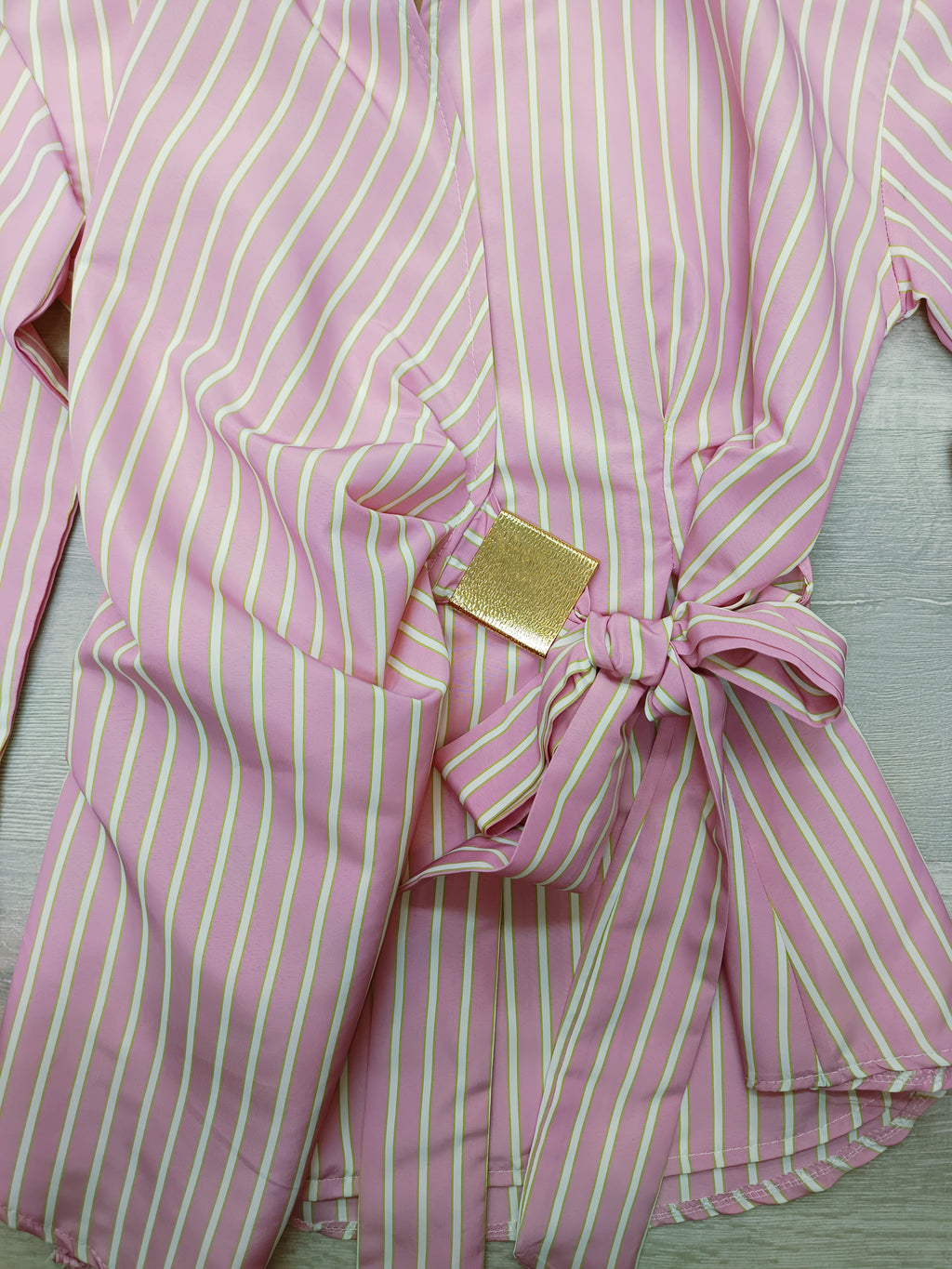 Camisa lazada con detalle dorado