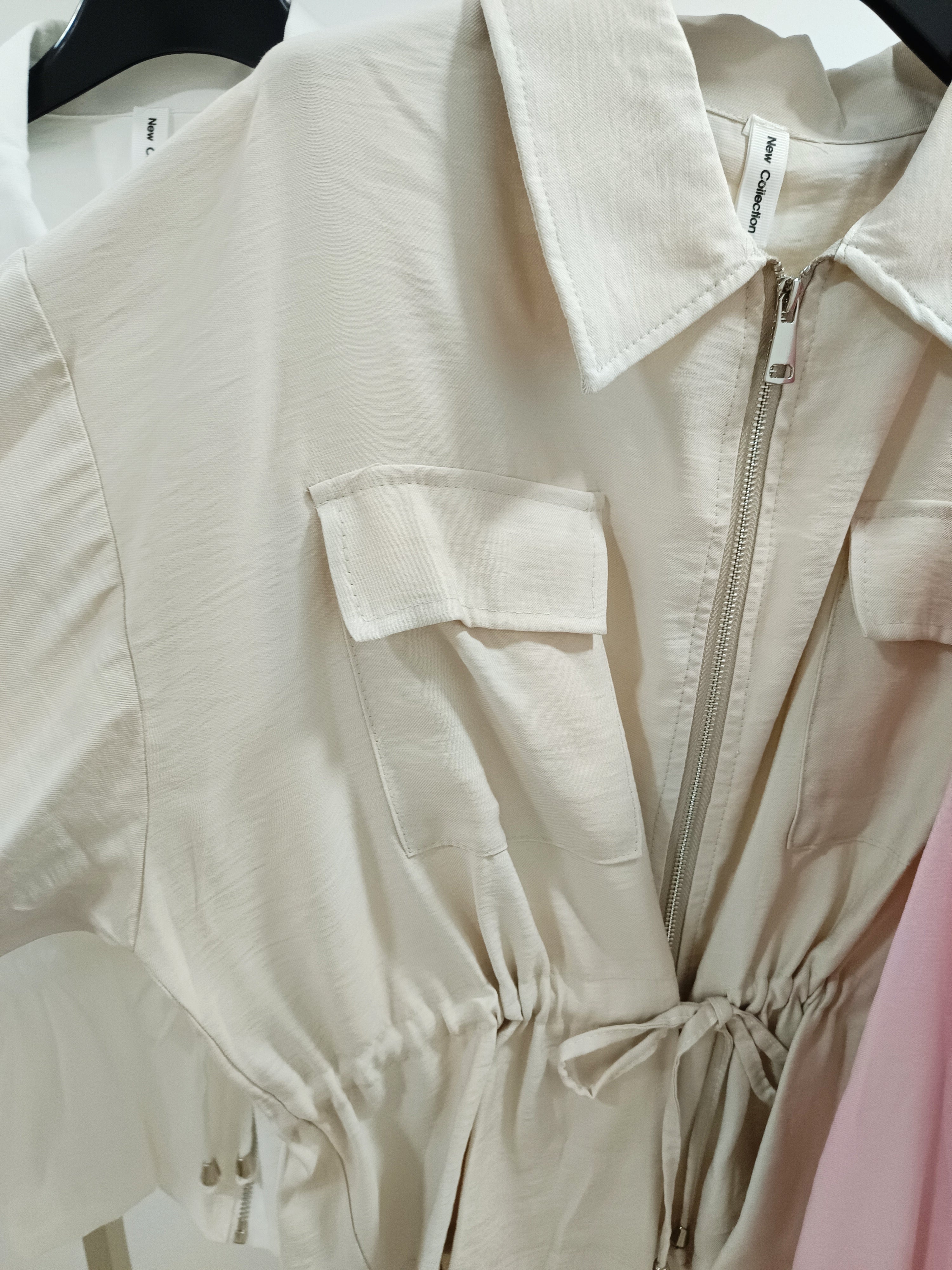 Chaqueta cremallera bolsillo parche