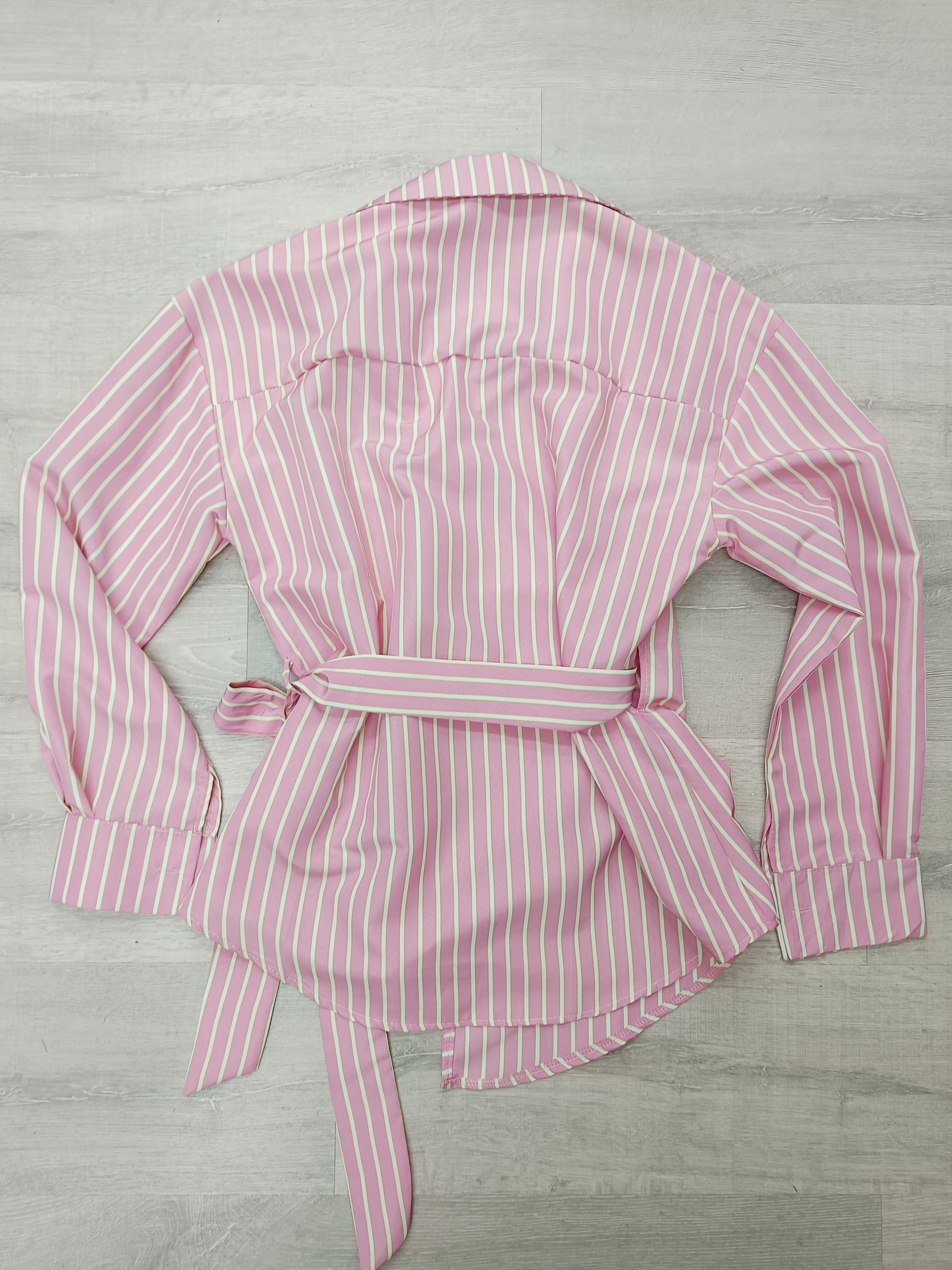 Camisa lazada con detalle dorado