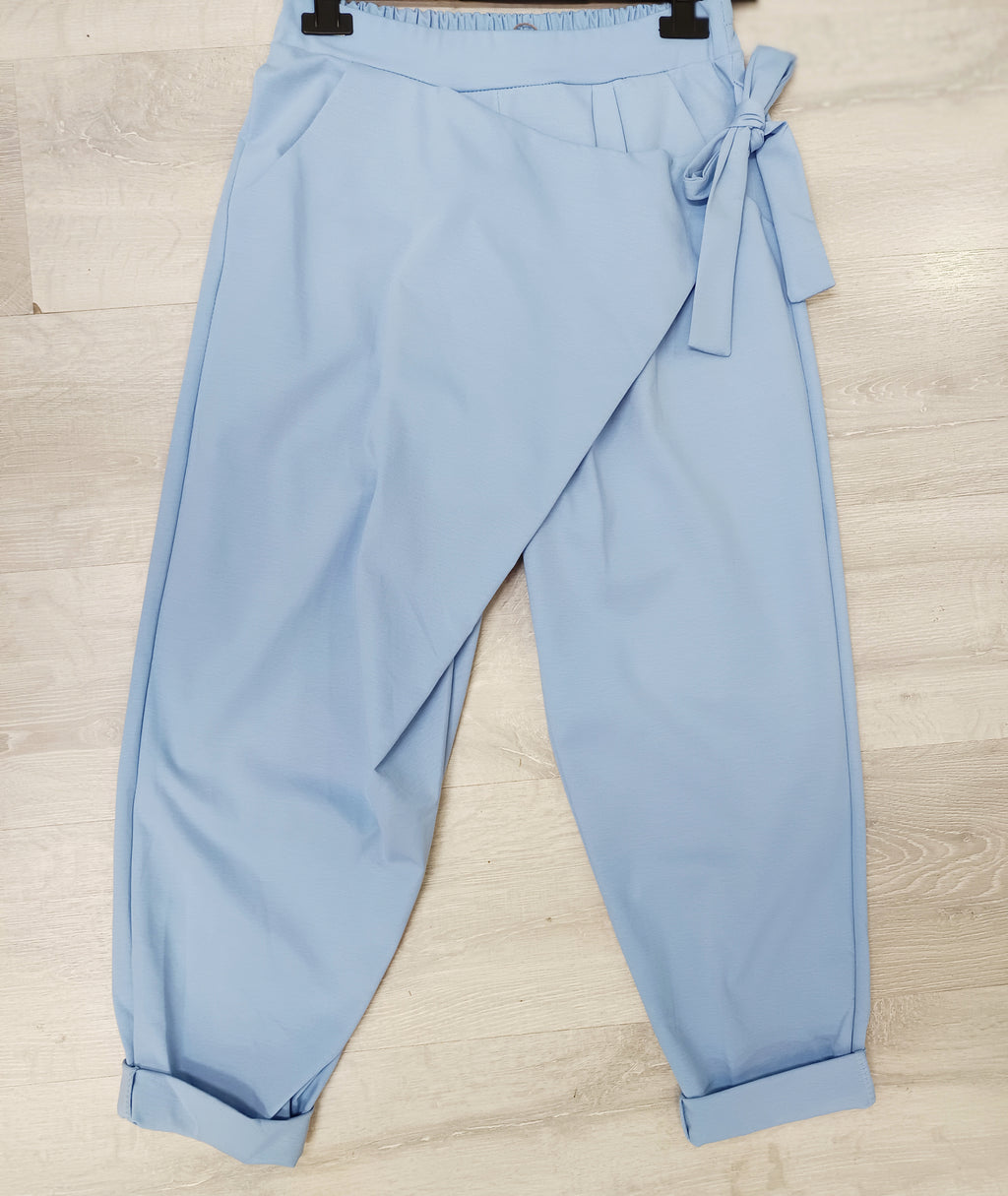 Pantalón punto roma con detalle de pareo y lazo al lado