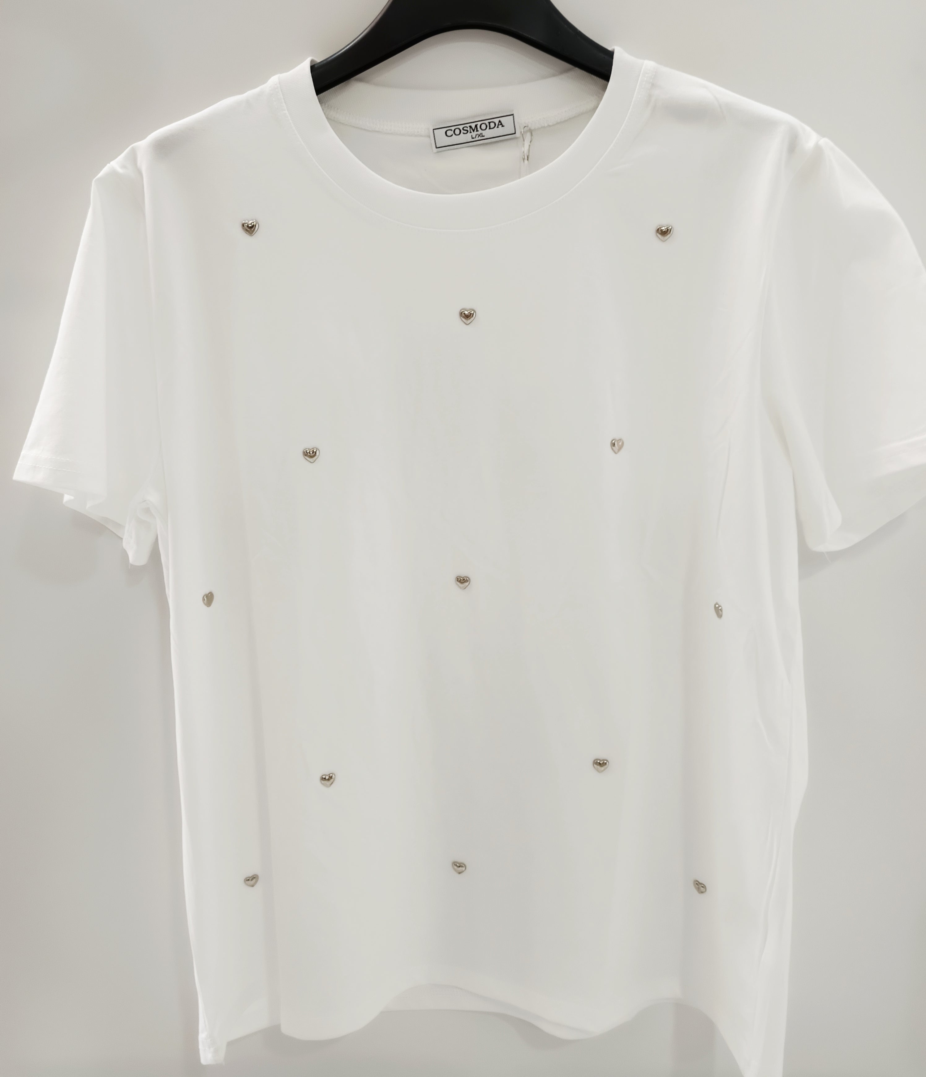 Camiseta con corazones metálicos