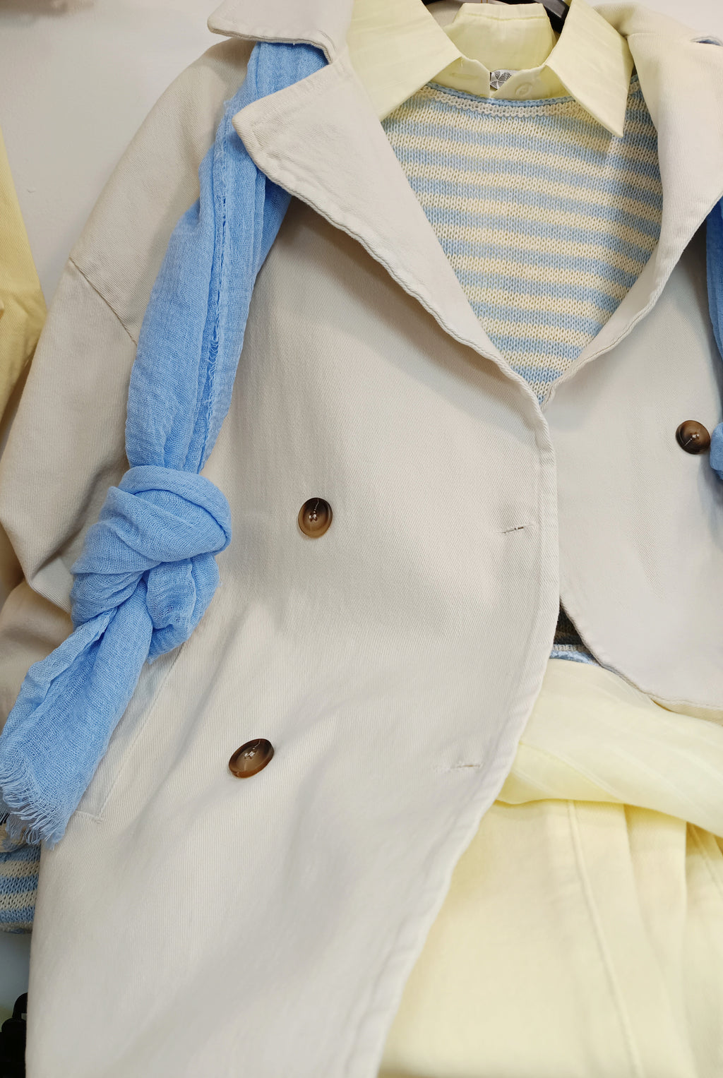 Chaqueta ligera tipo gabardina