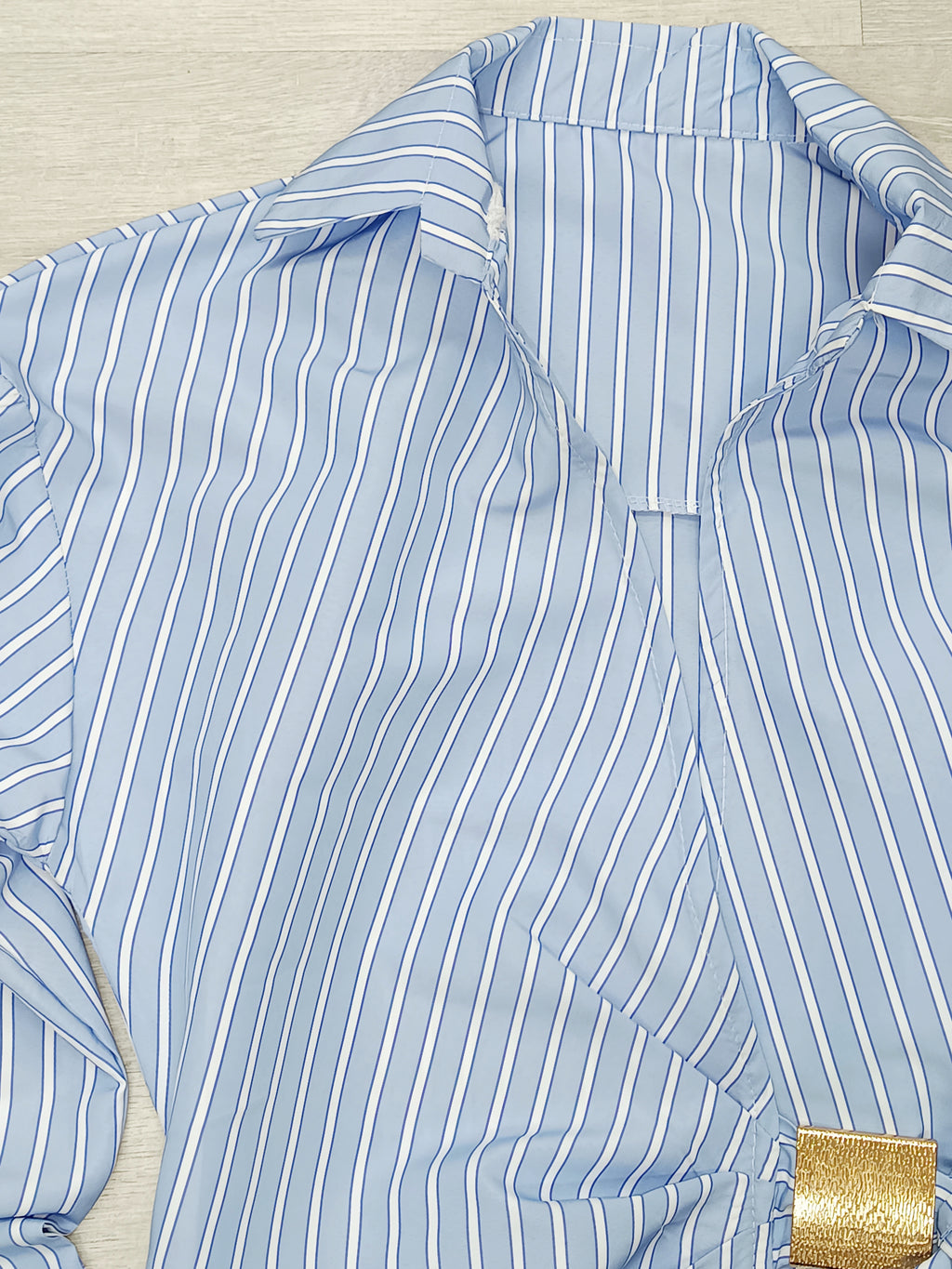 Camisa lazada con detalle dorado