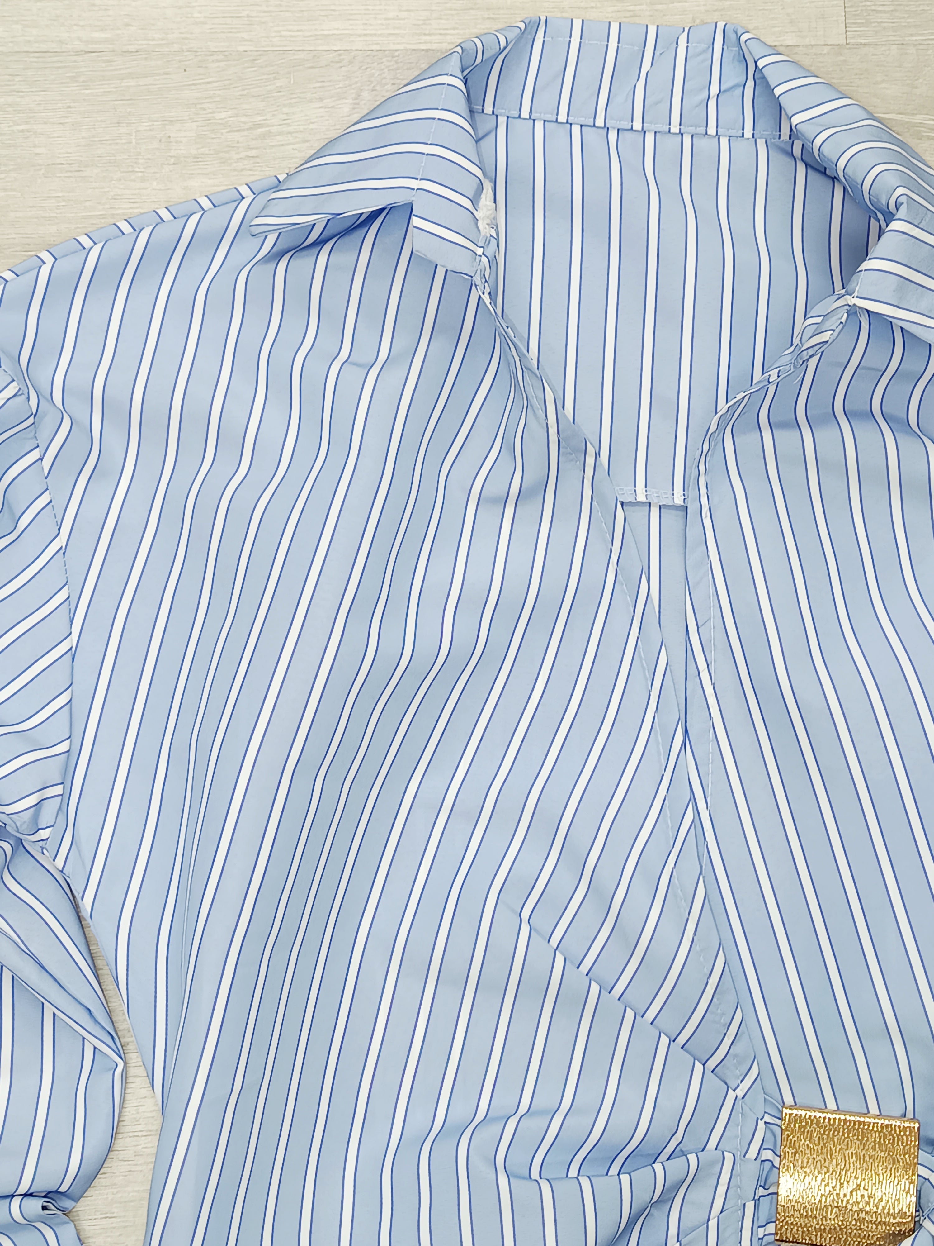 Camisa lazada con detalle dorado