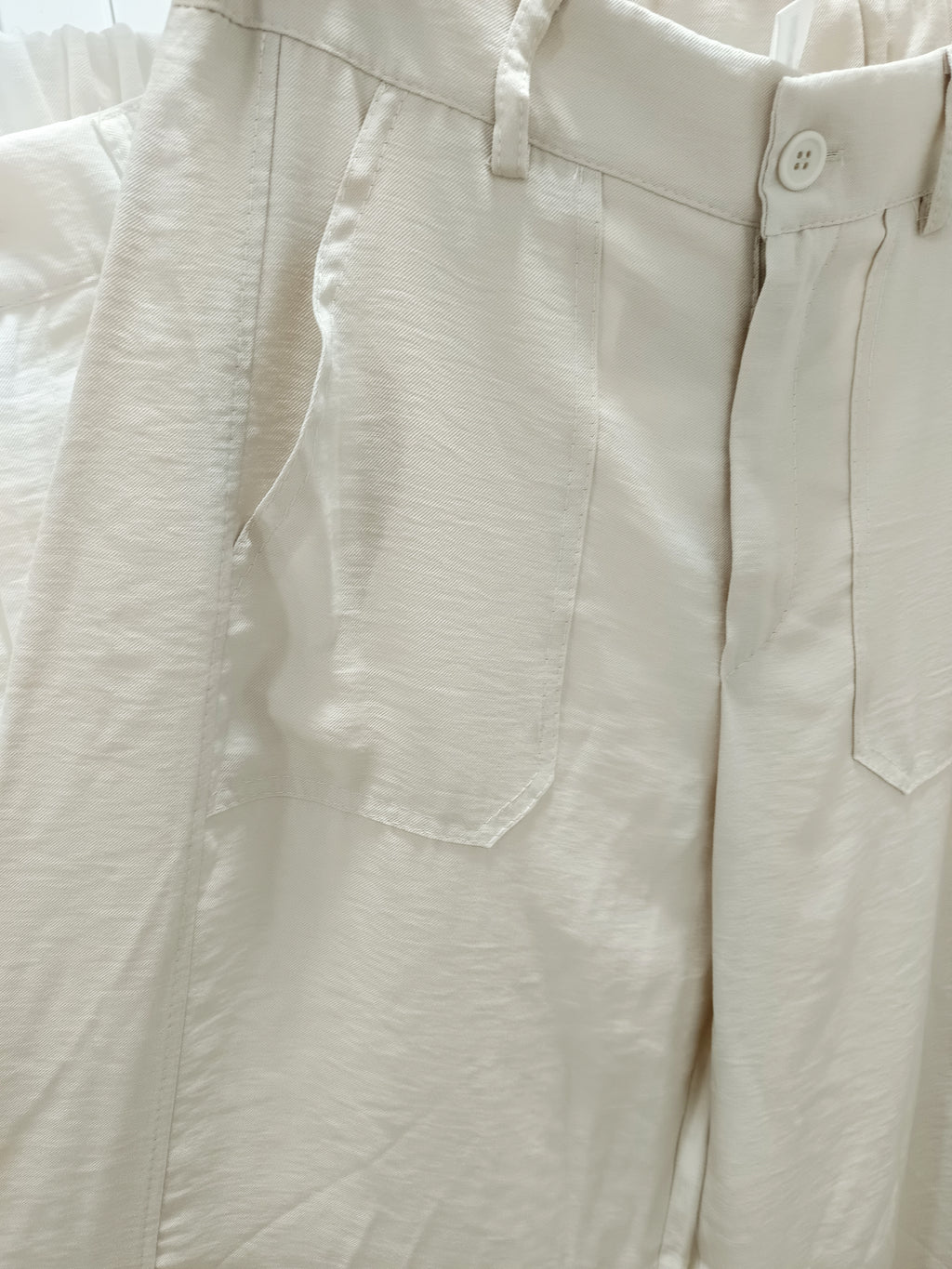 Pantalón ligero bombacho con bolsillo parche