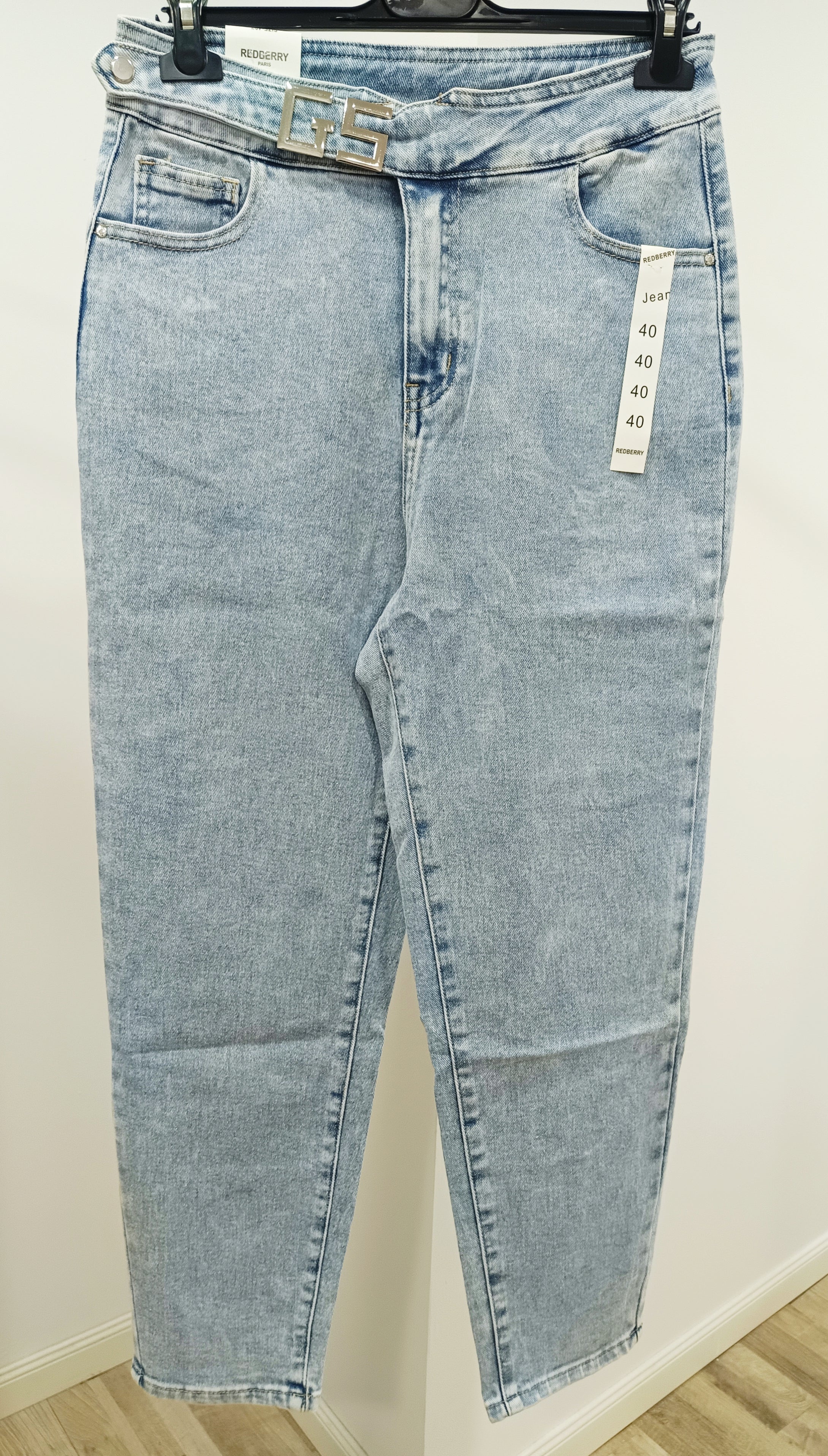Jean mom fit detalle metálico cintura talla grande