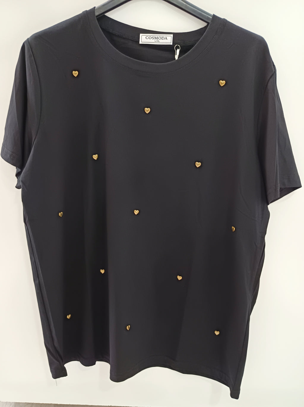 Camiseta con corazones metálicos